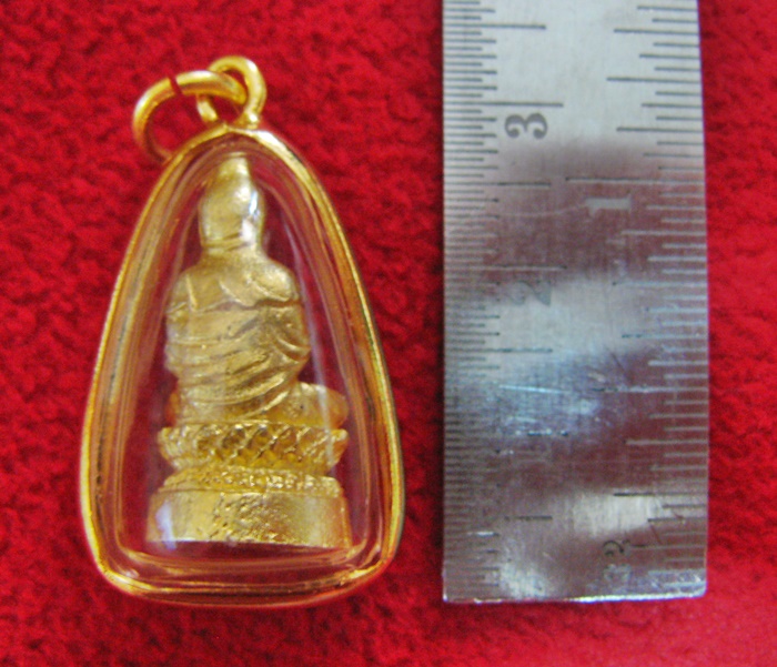 สินค้าหมดค่ะ จี้เจ้าแม่กวนอิม ปางประทานพร แบบนั่ง เนื้อทองพ่นทรายเลี่ยมทองไมครอนพร้อมใบคาถาค่ะ