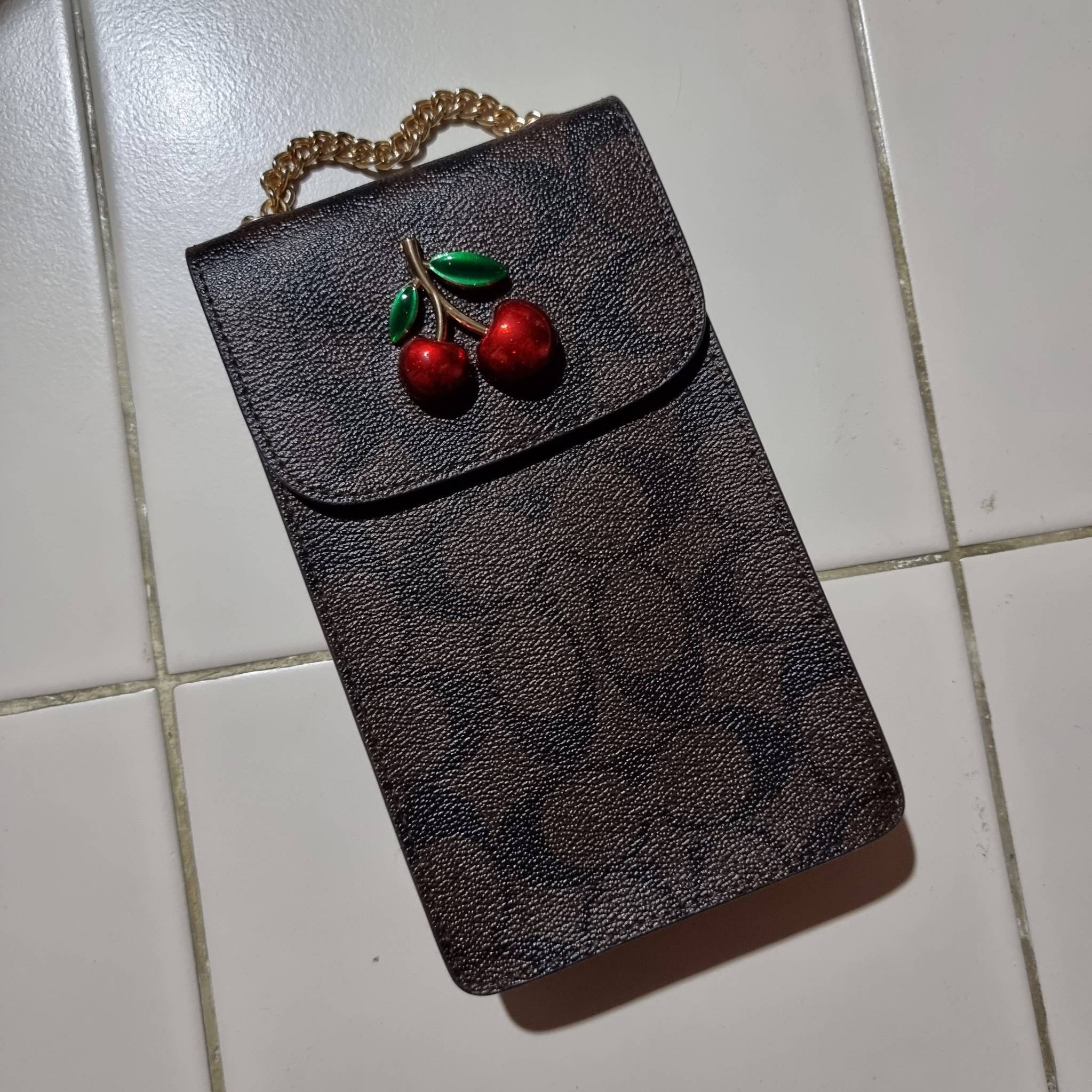 COACH F73486 NORTH/SOUTH PHONE CROSSBODY IN SIGNATURE CANVAS WITH FRUIT 🍒🍓🍋 แจกความสดใสกันอีกครั้ง!! กับกระเป๋าสะพายเอนกประสงค์ Case phone ใส่โทรศัพท์มือถือได้ทุกรุ่น ดีไซน์ลายผลไม้ฉ่ำๆ สวยมีเสน่ห์ 💖 วัสดุหนังแคนวาสคุณภาพ ฝ