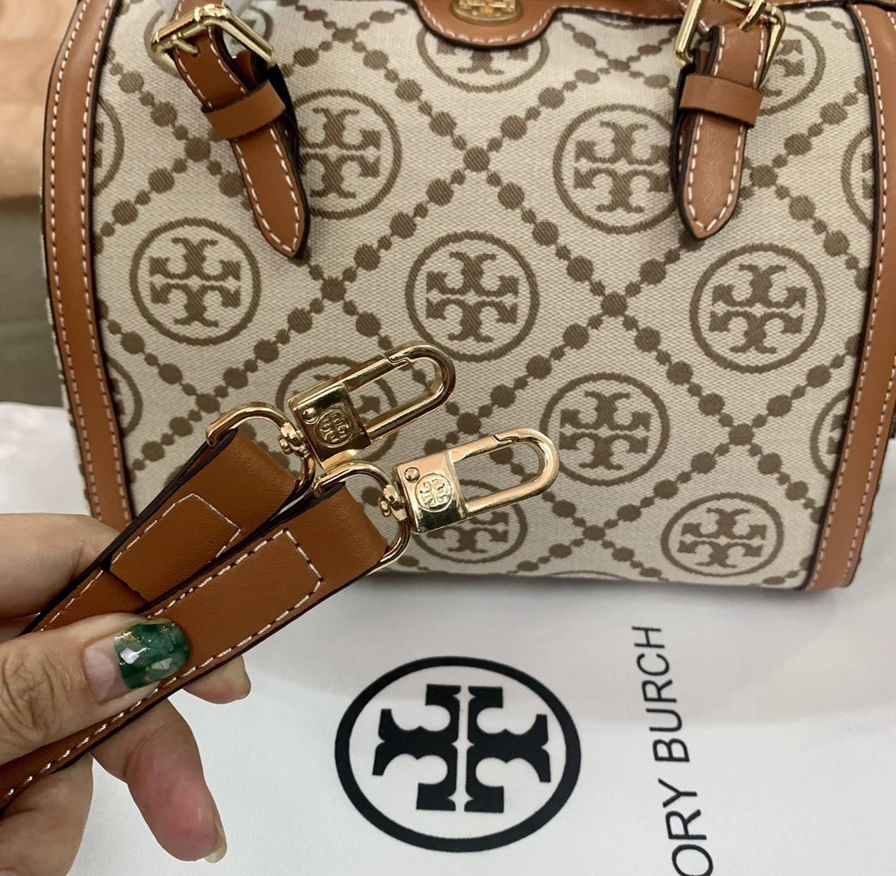 mini TORY BURCH FACTORY MONOGRAM JACQUARD BOSTON BAG กระเป๋าทรงหมอนรุ่นใหม่ล่าสุดจาก TORY BURCH FACTORY วัสดุ Woven Jacquard & Leather ในลาย Jacquard จะถือหรือสะพายก็สวยหรู ทรง Boston อะไหล่ทอง