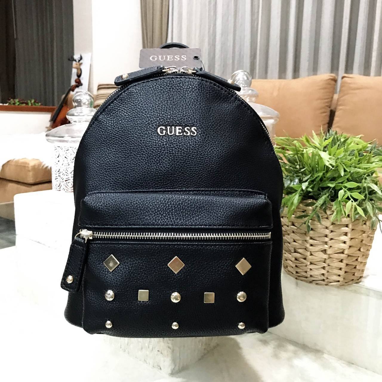 GUESS CANSON BACKPACK ของแท้❗️กระเป๋าเป้หนังเนื้อนิ่มสัมผัสคล้ายหนังแท้ ด้านหน้าแต่งหมุดกิ๊ปเก๋ เปิดปิดด้วยซิปสะดวกใช้ ด้านในบุผ้าแบรนด์ มีช่องใส่ซิปและช่องใส่ของจุกจิก ขนาดกำลังดีค่ะ น้ำหนักเบา สีสวย สายสะพายปรับได้ฟรีเลยค่าใบนี้ แนะนำมากๆค่า