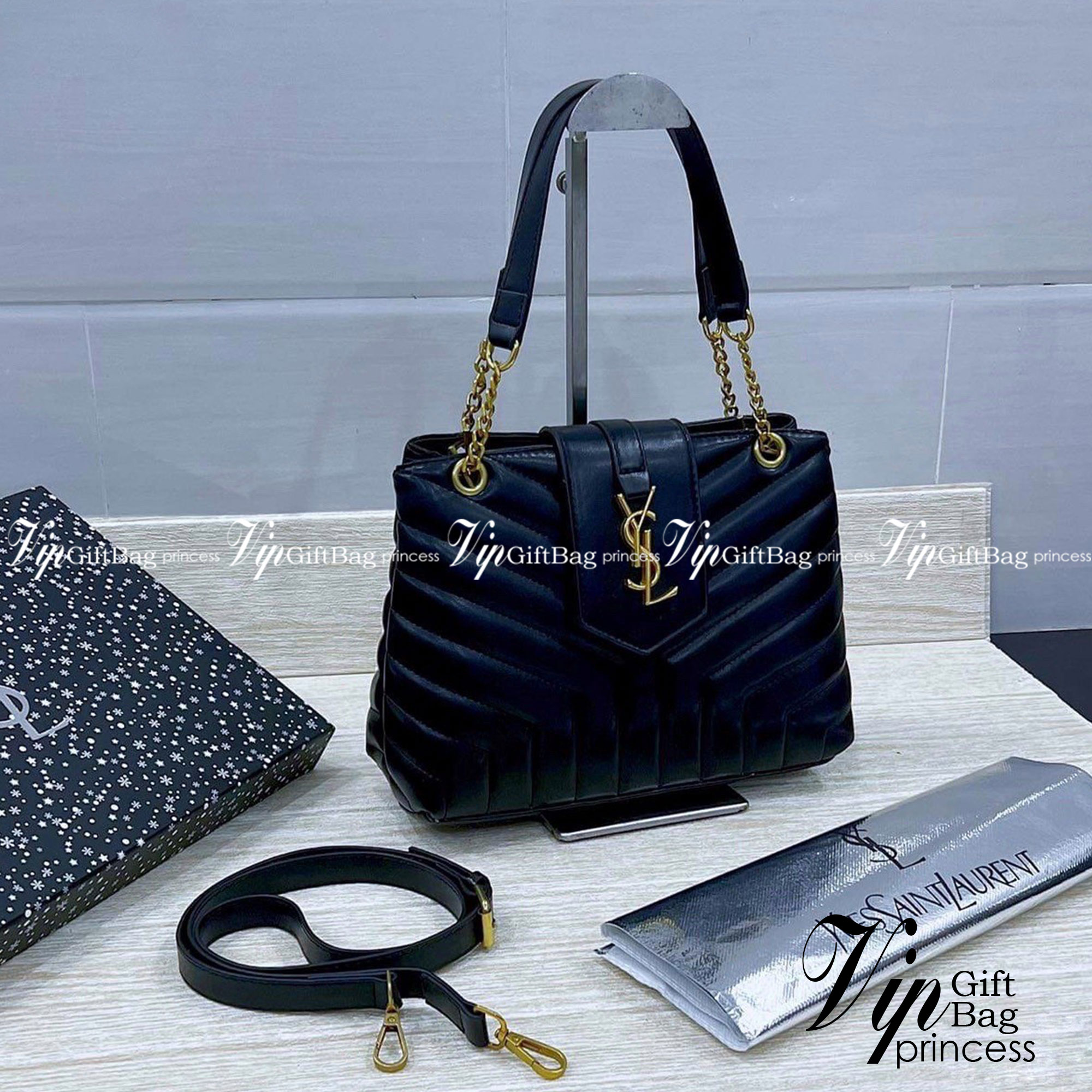 SAINT LAURENT YSL Loulou small quilted leather shoulder bag รุ่นยอดนิยม หายากที่สาวๆตามหา ใบนี้เลย!! สวยหรู ผู้ดี กระเป๋าสะพายไหล่ ดีไซน์อยู่ทรง สะพายได้ 2 แบบ สายหนังสลับโซ่ในตัว และสายยาวถอดได้ สวยคลาสสิคแฝงความหรูด้วยโลโก้สีทองอร่าม และสีเงินโดดเด่น สา