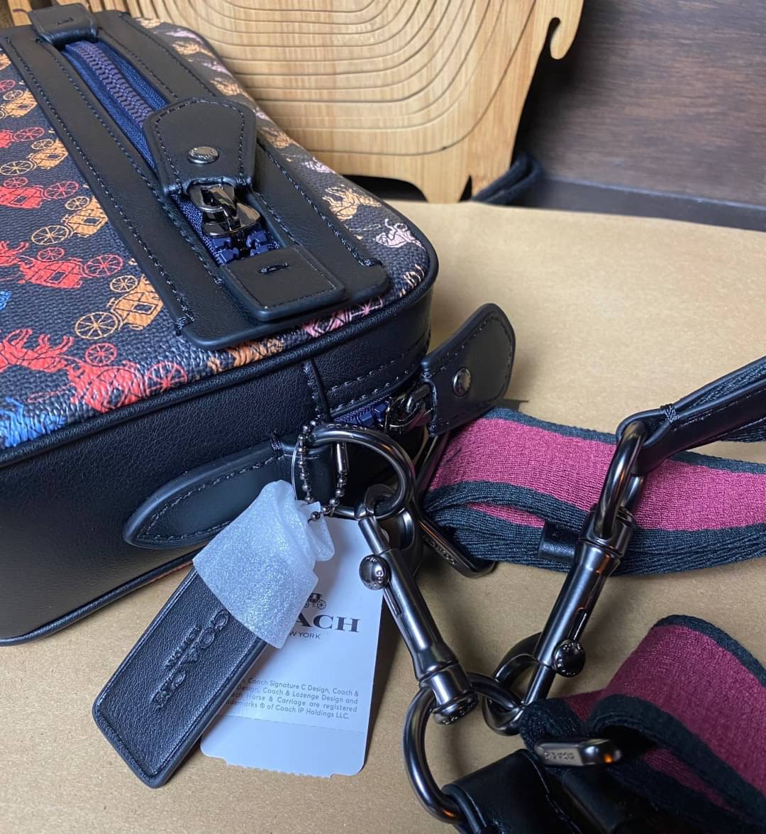 COACH ACADEMY CROSSBODY WITH HORSE AND CARRIAGE PRINT (COACH 89084) ผ้าใบเคลือบพิมพ์ลายและหนังกรวดขัดเงา ภายในกระเป๋ามัลติฟังก์ชั่น| ปิดด้วยซิป ซับในผ้า ด้านนอกมีซิปและกระเป๋าสลิป สายสะพายถอดได้