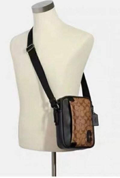 รุ่นที่คุณผู้ชาย2021 ต้องมีค่ะ💥 COACH 6788 EDGE STRADDLE SHOULDER BAG พร้อมส่งที่ไทย น่าใช้มากๆค่าา🔥 กระเป๋าสะพายแบบครอสบอดี้ร์ ทรงสวย หนังแท้นิ่มอย่างดีค่ะ ด้านหน้ามีช่องซิปซ่อนให้หนึ่งช่องนะคะ เปิดปิดช่องหลักแบบซิปคู่ภายในลึก ใส่ของจำเป็