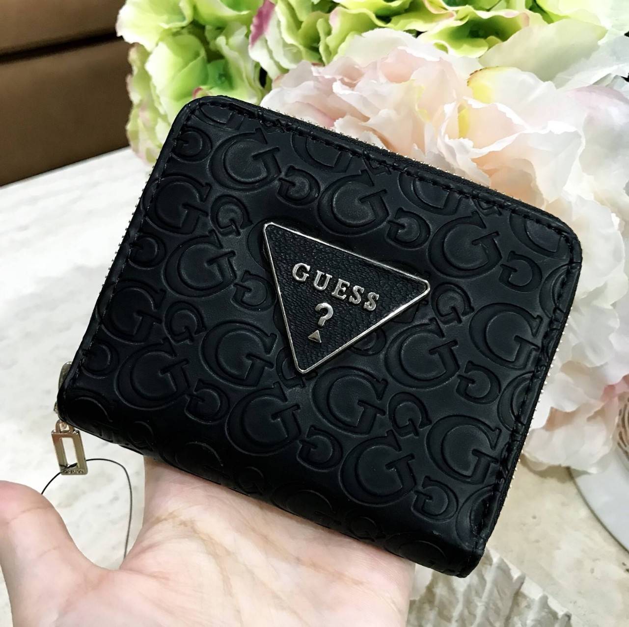 GUESS FACTORY WOMEN'S SHORT WALLET กระเป๋าสตางค์สั้นรุ่นใหม่ล่าสุดไอเท็มแนะนำวัสดุหนังปั้มโลโก้รอบใบสวยอยู่ทรงด้านหน้าประดับโลโก้แบรนด์ ภายในมีช่องใส่ธนบัตรใส่เเบงก์พันได้ มีช่องใส่เหรียญ ช่องใส่บัตรหลายช่อง ตัวจริงสวยน่าใช้ ภาพถ่ายจากสินค้าจริงมาพร้