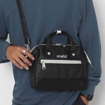Anello Repellency Edition2 Mini Shoulder Bag (FSO-B025) กระเป๋าสะพายข้างวัสดุNylon & Polyesterหนา กันน้ำได้ น้ำหนักเบา มาพร้อมสายสะพายถอดและปรับความยาวได้ เปิดปิดด้วยซิปคู่ ภายในกว้างใส่กระเป๋าสตางค์ยาว มินิไอแพคได้ รุ่นใหม่ลิมิเตทที่น่าสะสมเลยคร้า!