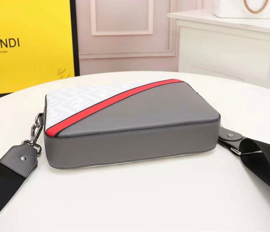 FENDI Ff-Print Coated-Canvas And Leather Cross-Body Bag เกรดออริจินอล FENDI Messenger Bag กระเป๋าสะพายข้าง ให้หนุ่มๆได้ตัวตึงกันไปเลยจ้า กับกระเป๋าสะพายทรงแมสเซ็นเจอร์ รุ่นหายาก ดีไซน์เรียบหรู สะดวกใช้ที่สุด ภายในโล่งกว้าง สายสะพายถอดได้ ปรับใช้ตามสะดวก ใ