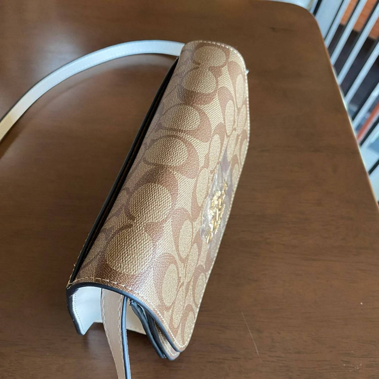 COACH C5592 MINI BRYNN CROSSBODY IN SIGNATURE CANVAS กระเป๋าถือ กระเป๋าสะพาย ไซร์มินิ ลุคคุณหนูสุดเก๋ จะถือเป็นครัชหรือสะพายเป็นครอสบอดี้สุดชิลๆได้หมด วัสดุหนังแคนวาสคุณภาพ ตกแต่งดีเทลหรูด้วยหนังแท้ อะไหล่สีทอง งานสวย เปิด-ปิด ด้วยตัวกด-ล๊อคแบบอัตโนมัติ ด