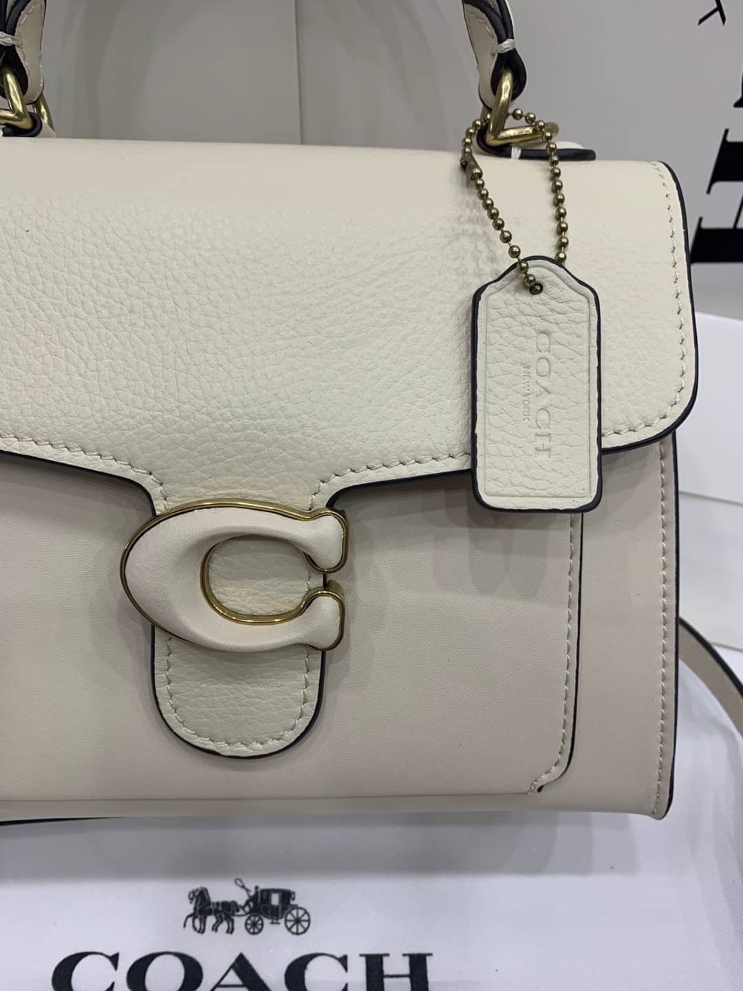 COACH TABBY TOP HANDLE 20 พร้อมส่งที่ไทยค่ะ! กระเป๋าหิ้ว//สะพายข้างได้ หนังแท้อย่างดี กหนึ่งใบทำหนังสองลายได้อย่างสวยงาม พร้อมโลโก้รุ่นใหม่ล่าสุดดูดีมากๆค่ะ เปิดปิดกระเป๋าแบบกดล็อค ภายในมีช่องหลักสองช่อง ใส่มือถือได้ทุกรุ่น;กระเป๋าเงินใบกลางได้;ของจำเป็นจ