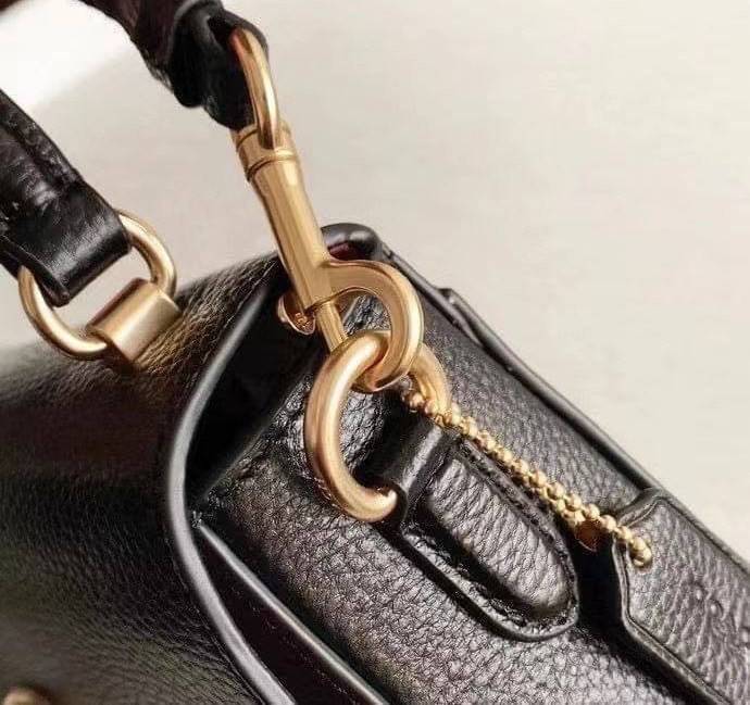 COACH MARLIE TOP HANDLE SATCHEL BAG (COACH C1765) กระเป๋าหิ้ว//สะพายข้าง//สะพายครอสบอดี้ร์ได้ หนังแท้สวยงามค่ะ เปิดปิดกระเป๋าแบบหมุนล็อคใช้งานง่าย ภายในโล่งสามารถใส่กระเป๋าเงินใบยาวได้;ของจำเป็นได้ครบค่ะ;มีช่องซิปและช่องโล่งให้ใส่ของจุกจิกนะคะ มาพร้อมสายส