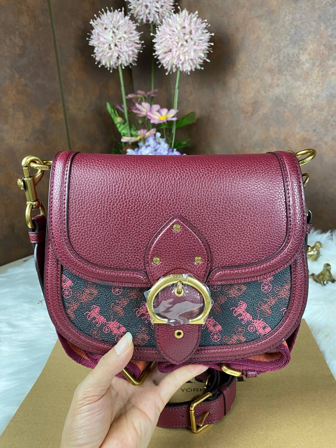 COACH BEAT SADDLE BAG WITH HORSE AND CARRIAGE C0747 ฮอตไฟลุก! สีหายาก ละมุนคุณหนู คอลเลคชั่นใหม่ ดีไซน์หรูหรา พิเศษมากๆมาพร้อมสายสะพาย 2 เส้น ใช้คู่กันหรือแยกสะพายก็สวยครบสูตร กระเป๋าสะพายทรง saddle คลาสสิค เปิด-ปิดด้วยกระดุมแน่นหนา ภายในเป็นช่องโล่ง ใส่ข