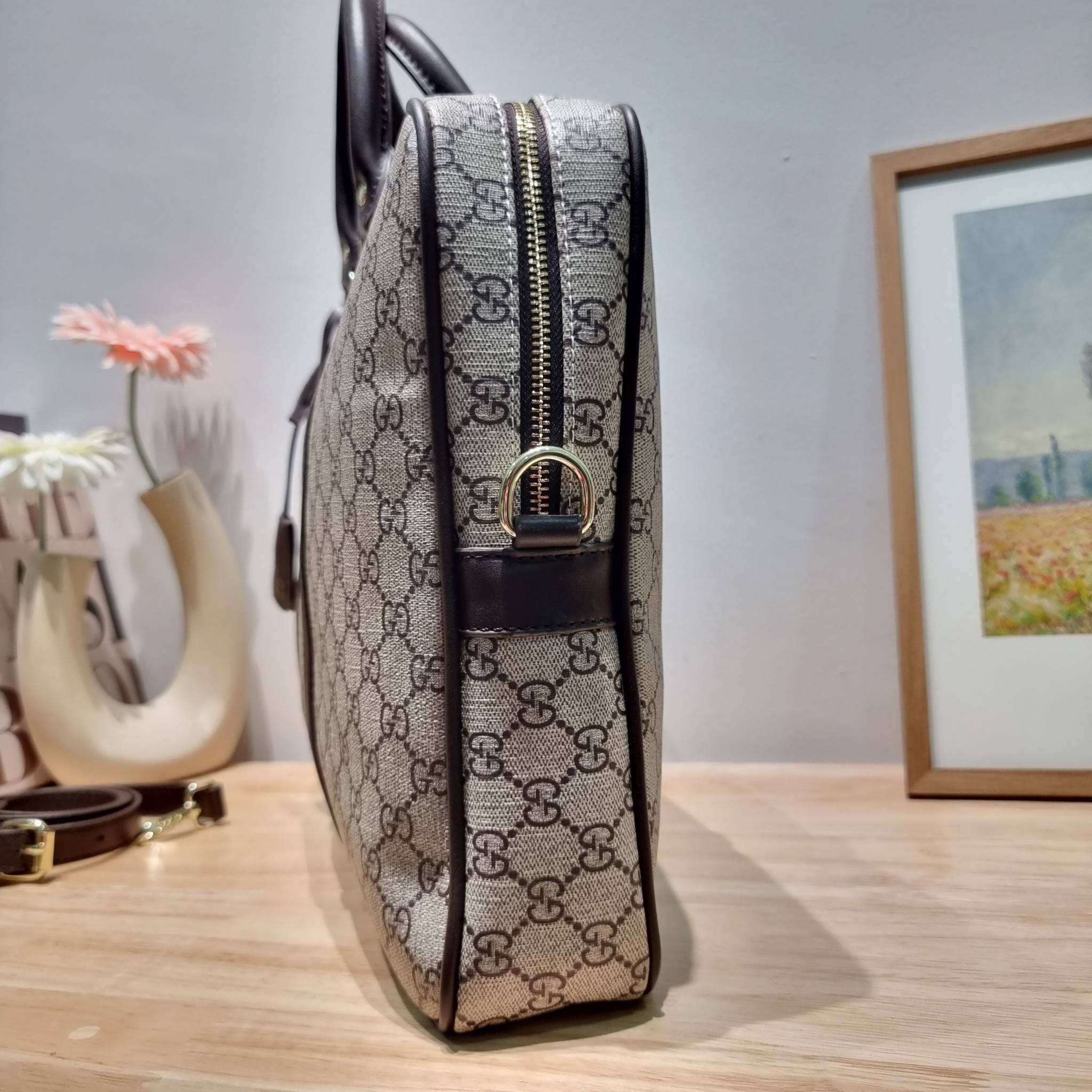 GUCCI BRIEFCASE / GG Supreme work bag / GG laptop bag / GG CLASSIC BRIEFCASE MESSENGER ไอเท็มสุดปัง!! ที่เหมาะสำหรับคนทำงานออฟฟิศมากๆ กระเป๋าถือรุ่นคลาสสิค ใส่เอกสาร โน๊ตบุ้ค อุปกรณ์การทำงานต่างๆได้สบายมาก