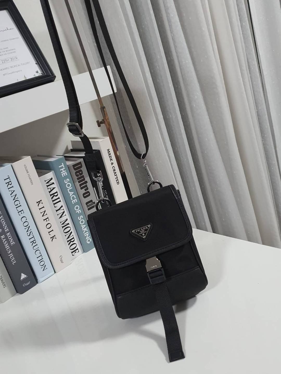 รุ่นใหม่ล่าสุด 2020 !!! Prada crossbody nylon bag ขนาดกะทัดรัด พกพาสะดวก