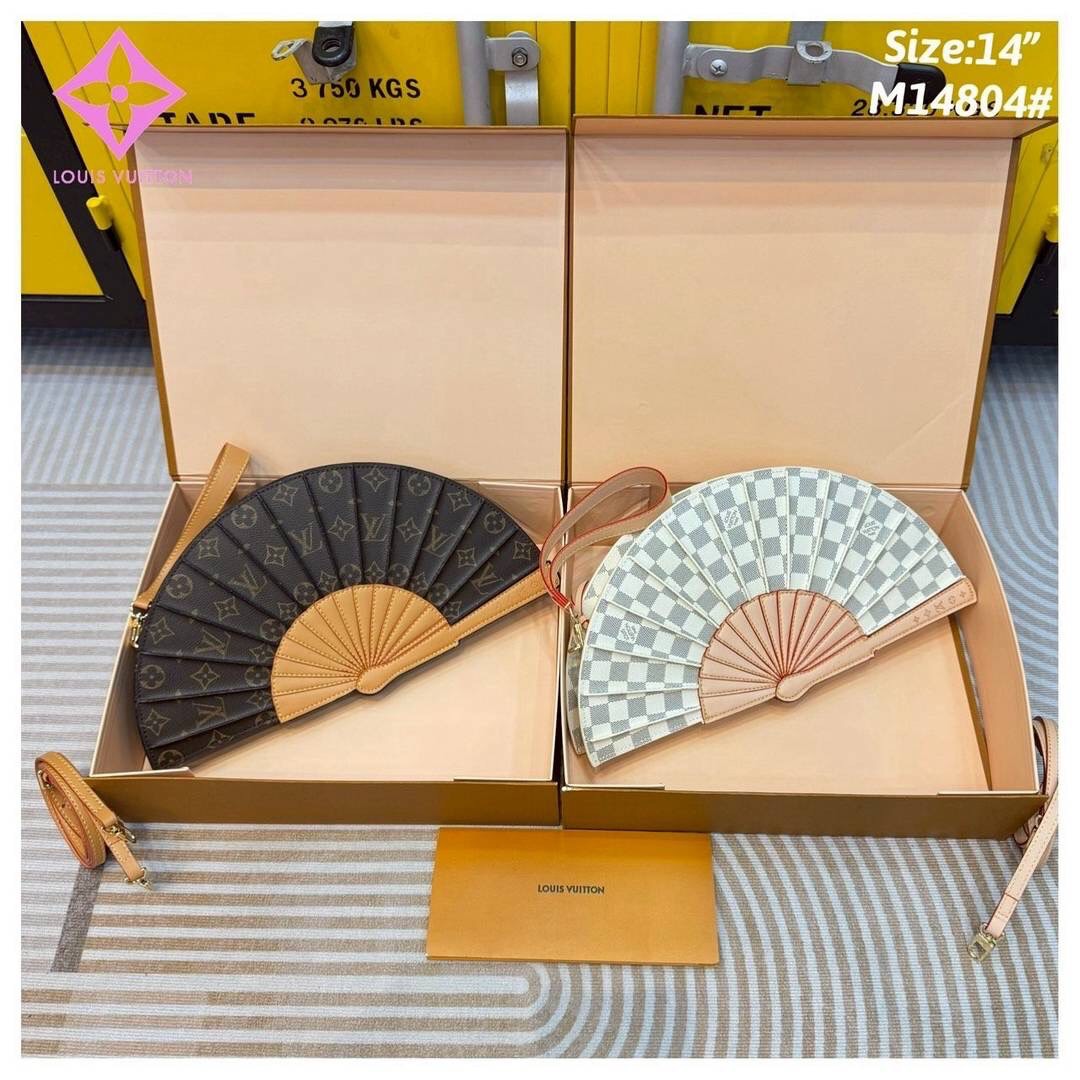 LV Fan Clutch Bag กระเป๋าทรงคลัชรูปทรงคล้ายพัดพับได้ ดีไซน์น่ารักสดใส ใหม่ล่าสุด โดดเด่นไม่เหมือนใคร