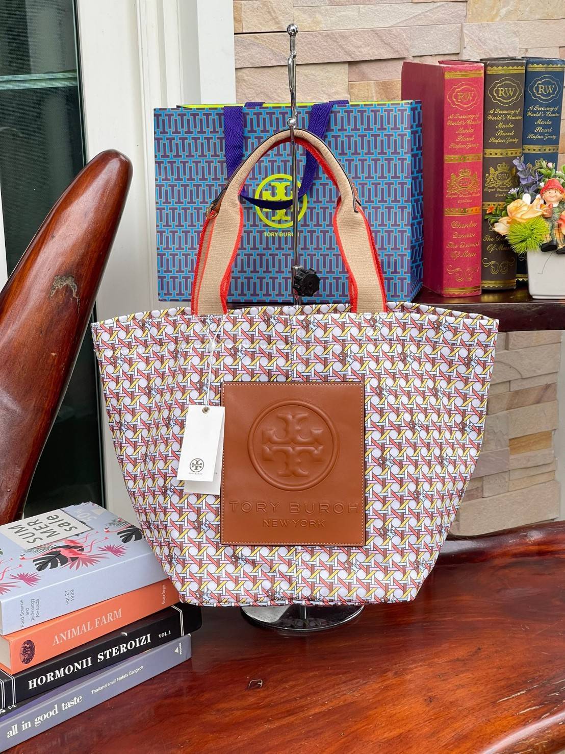 Tory Burch Printed Small Tote Bag กระเป๋าถือแบรนด์ทอรี่เบิร์ช ลายปริ้นท์สวยๆ ด้านหน้าเป็น brown logo patch embossed ป้ายหนังแท้สีน้ำตาล ปั๊มนูนโลโก้เป็นเทกเจอร์ วัสดุ100%recycled polyester คอลเลคชั่นใหม่สำหรับฤดูกาลนี้ สามารถบรรจุของได้หลากหลาย ทั้งยังมีด