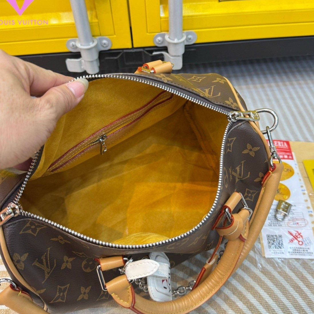 LV Speedy Soft 30 Crafty Bag กระเป๋าทรงหมอน รุ่นท็อปฮิตใบใหญ่จุของได้เยอะ มี 2 แบบให้เลือก รุ่นป้ายแท็ก PRS และ I Love LV ดีไซน์ใหม่ต้อนรับฤดูกาลท่องเที่ยว โดดเด่นด้วยการตกแต่งลายพิมพ์ซิกเนเจอร์ และป้ายแท็กหนังสุดเก๋