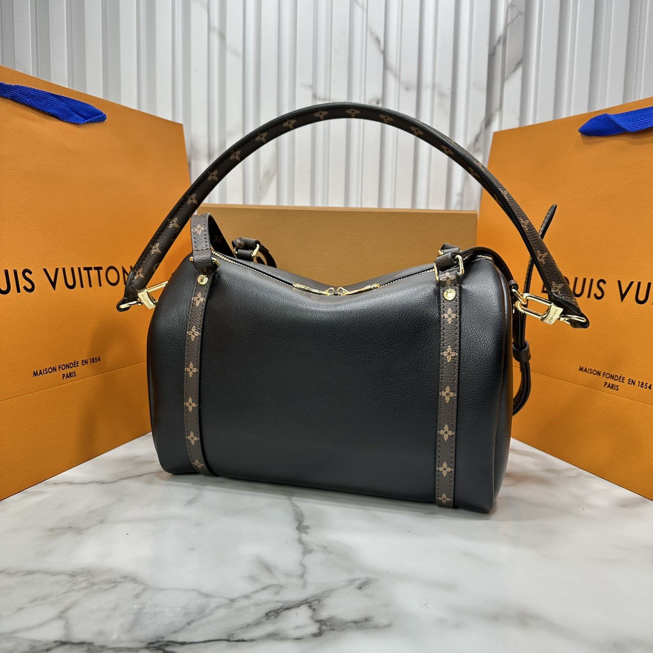 ORI หนังแท้ | LV Express PM Bag 25cm กระเป๋าสะพายทรงหมอนสปีดี้ดีไซน์ใหม่ล่าสุด โฉบเฉี่ยว แต่งคาดหน้าโมโนแกรมโดดเด่น ตัวกระเป๋าสีพื้นตัดกันอย่างลงตัว พร้อมหูแบบจับยาวถอดได้จะถือหรือคล้องไหล่ก็เก๋