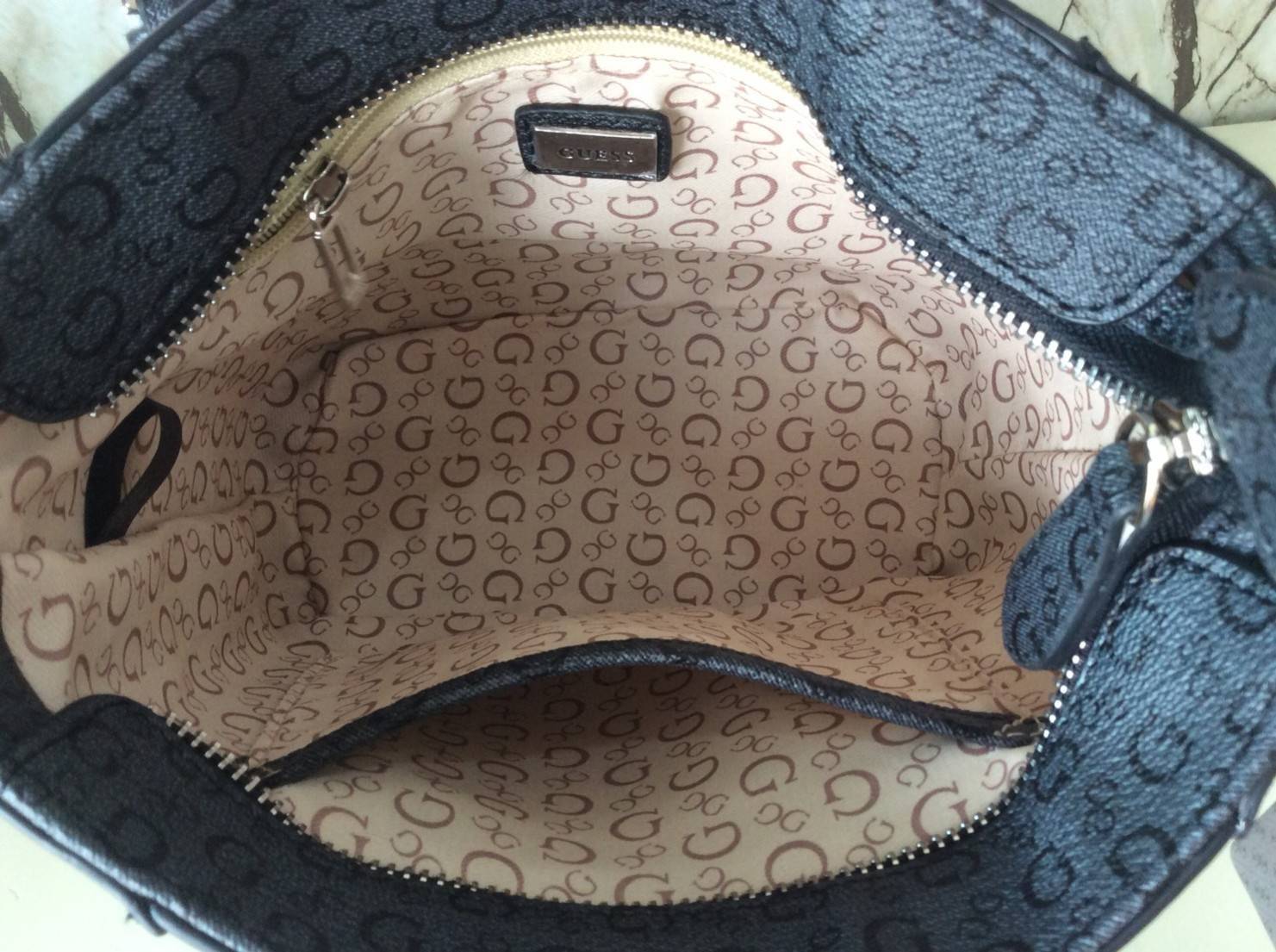 Don’t Miss! GUESS CATE MINI CROSS BODY BAG กระเป๋าถือหรือสะพายรุ่นที่ฮิตและขายดีที่สุดจาก GUESS FACTORY หนัง Saffiano ลาย GUESS Signature สวยอยู่ทรง ขนาดกำลังดี น้ำหนักเบา ด้านหน้าประดับโลโก้พร้อมพวงกุญแจโลโก้แบรนด์ห้อยที่หูกระเป๋าถอดเเยกใช้ได้ เปิดปิดด้ว