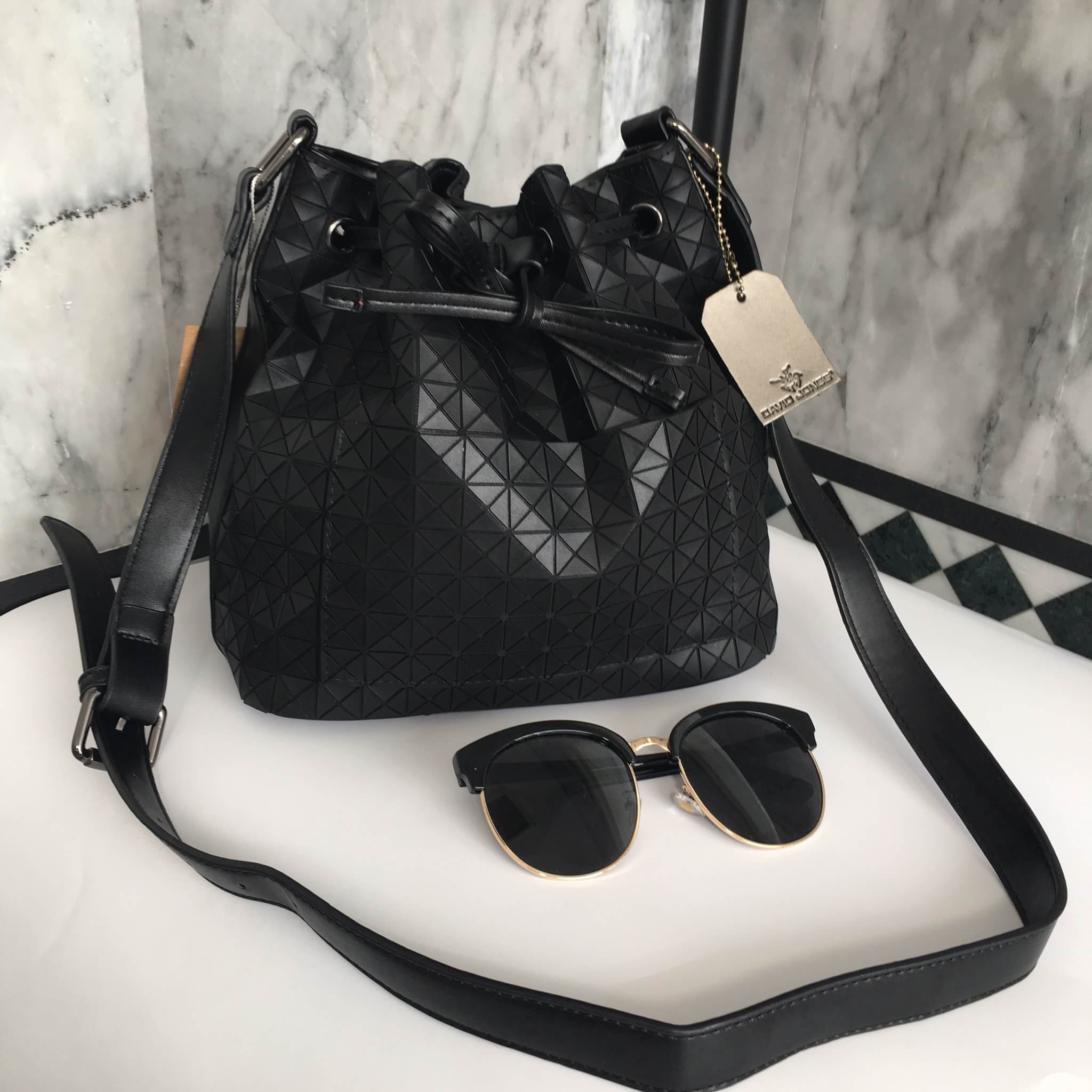 ทรงขายดี น่ารักมาก Size L คะ David Jones Bucket Leather (bag) กระเป๋าสะพายข้างดีไซน์เกร๋มาก สีดำสวยมาก #chic รุ่นนี้ รูปแบบน่ารัก แอบเก๋ด้วยดีไซด์ของตัวกระเป๋า และที่มัดสายกระเป๋า ด้านหน้ามีช่องเก็บของให้คะ ภายในมีช่องเก็บของจุกจิกได้ #มีถุงผ้าแบรนด์ให้คะ