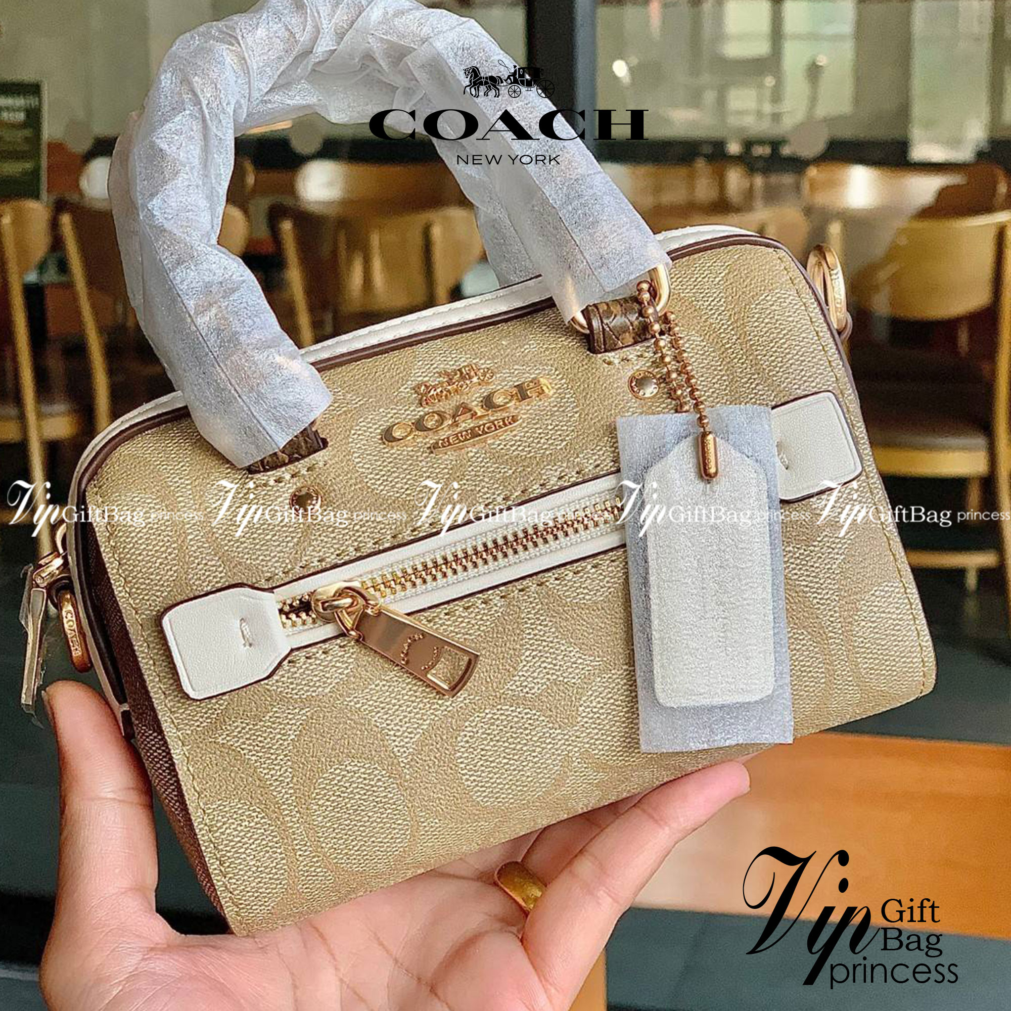 จิ๋วแต่แจ๋วไปเลยค่าา😘 COACH MICRO ROWAN CROSSBODY ((2300)) MINI พร้อมส่ง! บอกเลยสาวๆห้ามพลาด ใบจริงสวยมากๆค่ะ! กระเป๋าขนาดมินิๆ หนังCanvas ผสมหนังบายหูตรงหูหิ้วได้ลงตัวสวยวามมากๆเลยค่ะ//ด้านหน้ามีช่องซิปเล็กใส่เหรียญ เปิดปิดช่องหลักแบบซิป ภายในใส่