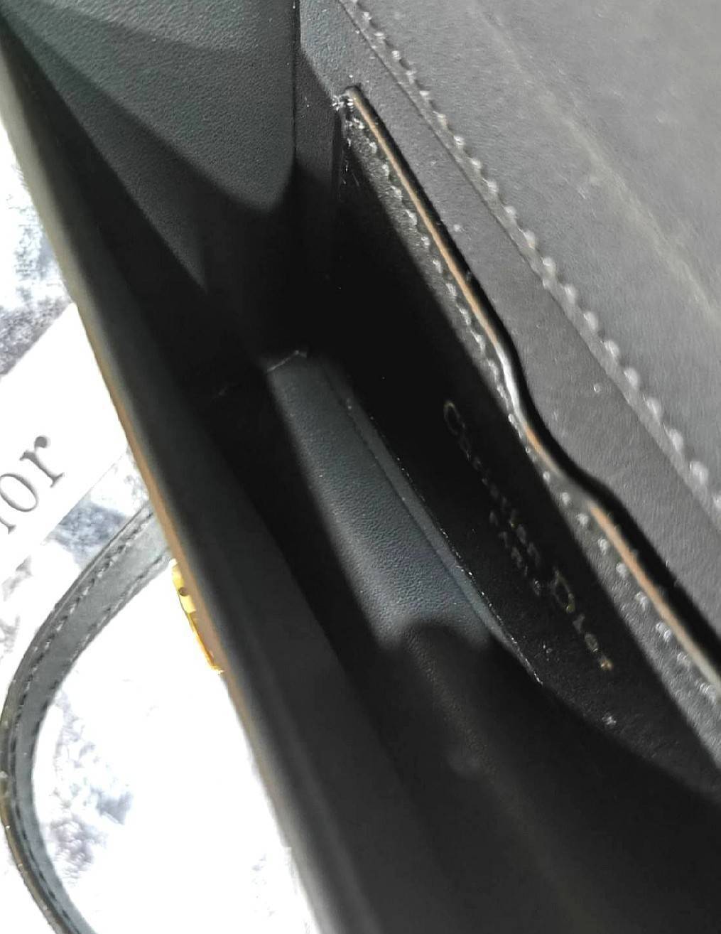 CHRISTIAN DIOR MINI BAG VIP GIFT WITH PURCHASE (GWP) พรีเมี่ยมกิ้ฟ Limited Edition จาก DIOR DUTYFREE COUNTER วัสดุหนังแท้ Calfskin ทรงสี่เหลี่ยมหนังเรียบสวยหรูอยู่ทรงเปิดปิดด้วยฝาปิดโลโก้แบรนด์อะไหล่ทองด้านหลังมีช่องใส่ของ ภายในโล่งมีโลโก้สามารถใส่มือถือข