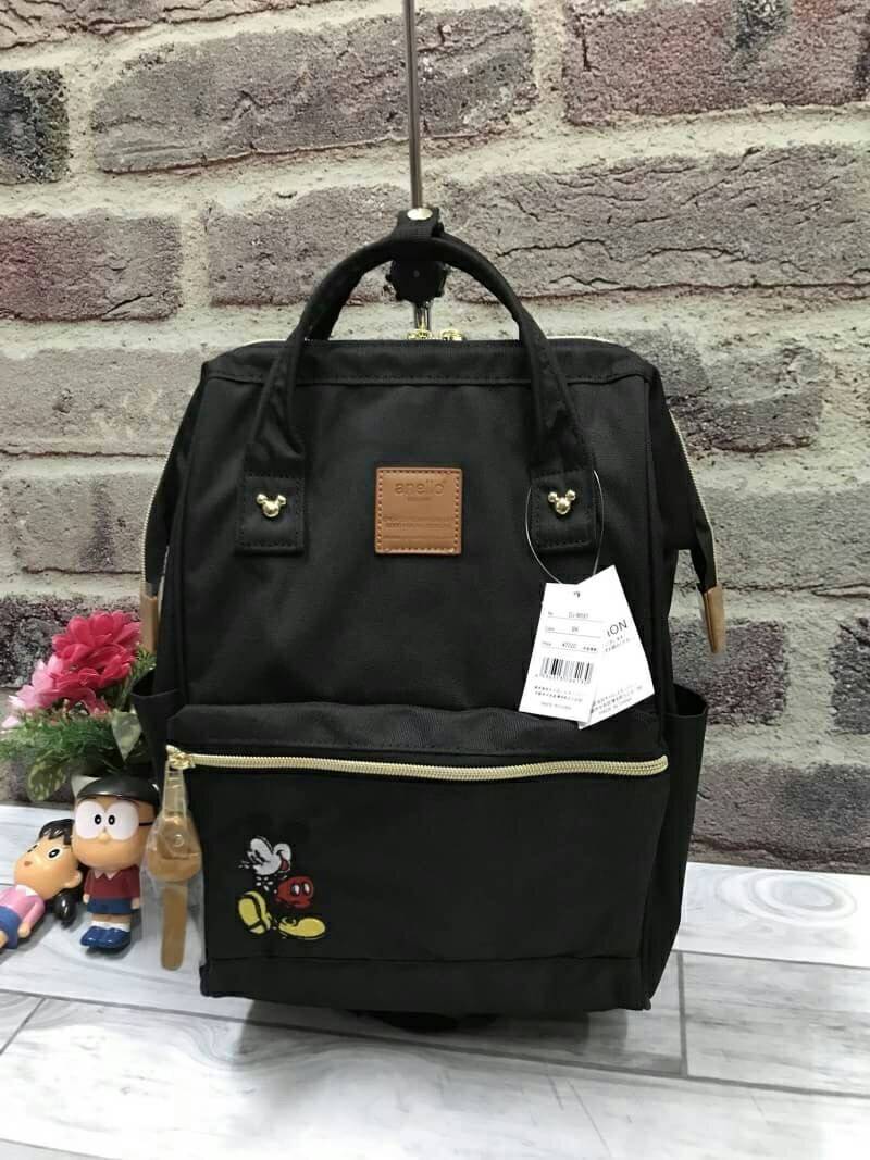 Anello x Walt Disney Mickey & Friends Limited Edition Japan Backpack เป็นการร่วมงานของ anello และวอล์ทดิสนีย์ ที่มาวาดลวดลายลงบนกระเป๋าเป็นตัวละครดิสนีย์ที่มีสีสันน่ารักสดใส วัสดุ canvas คงแบบฉบับที่ปากกระเป๋ามีโครง อีกหนึ่งคอลเลคชั่นที่ควรต้องมีไว้ครอบคร
