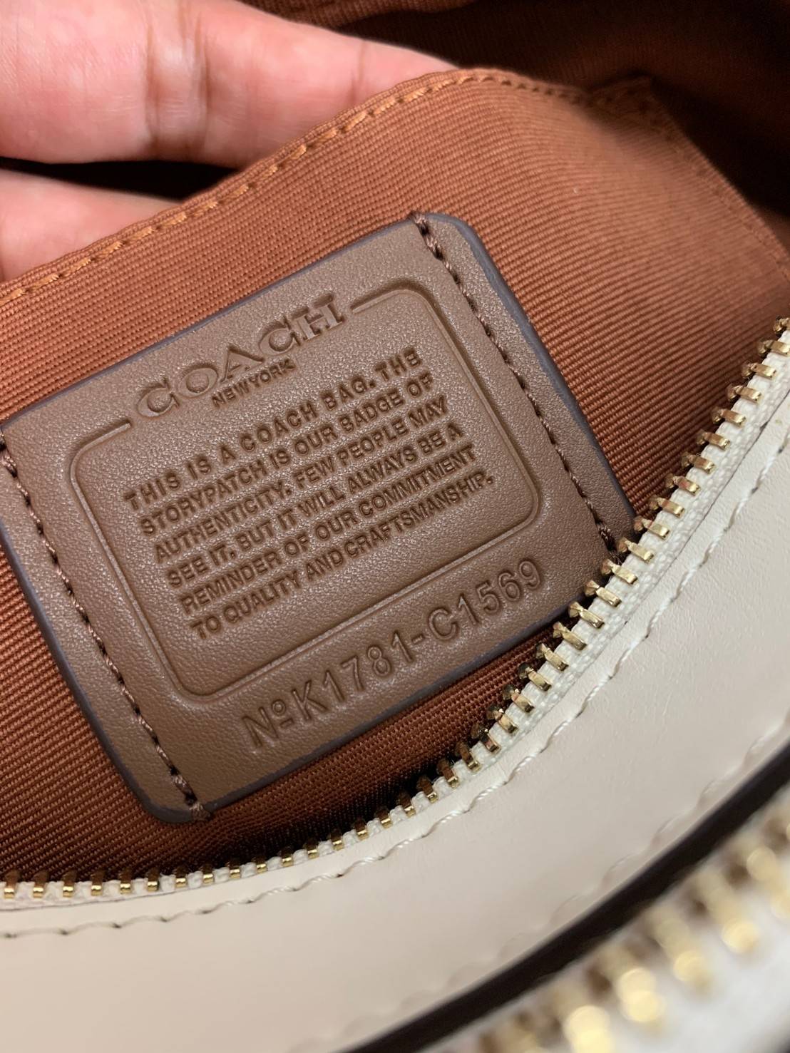 COACH C1569 JES CROSSBODY WITH LINEAR QUILTING ใหม่ล่าสุด!! กระเป๋าสะพายข้าง รุ่น 2 ซิป ใบใหญ่จุใจ ดีไซน์ใหม่ เพิ่มลูกเล่นให้ดูหรูหรายิ่งขึ้น วัสดุหนังสังเคราะห์บุเป็นลายเส้นสวยงาม เปิด-ปิดด้วยซิป 2 ช่องหลัก ใช้งานง่าย ทรงสวยมากๆรุ่นนี้ มาพร้อมสายสะพาย cr