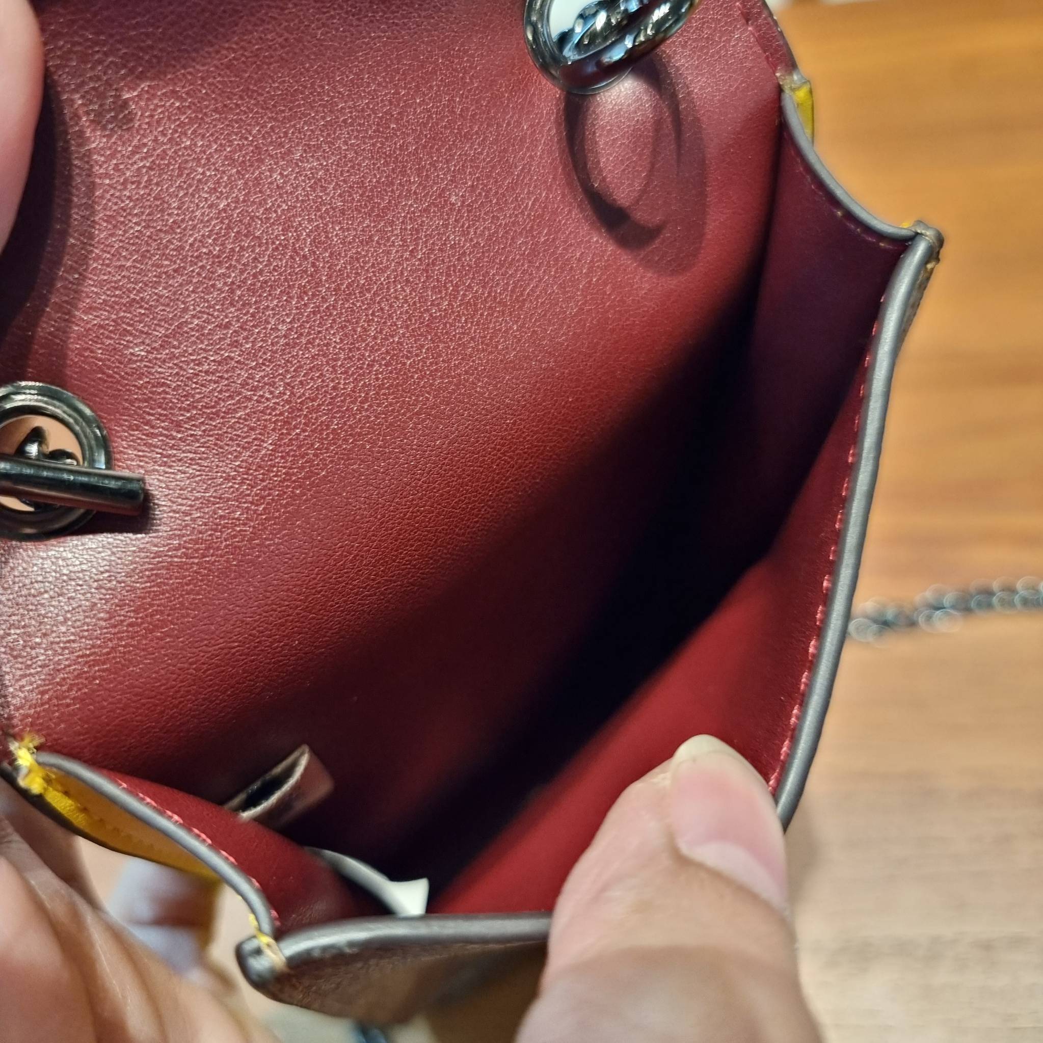 COACH F73486 NORTH/SOUTH PHONE CROSSBODY IN SIGNATURE CANVAS WITH FRUIT 🍒🍓🍋 แจกความสดใสกันอีกครั้ง!! กับกระเป๋าสะพายเอนกประสงค์ Case phone ใส่โทรศัพท์มือถือได้ทุกรุ่น ดีไซน์ลายผลไม้ฉ่ำๆ สวยมีเสน่ห์ 💖 วัสดุหนังแคนวาสคุณภาพ ฝ