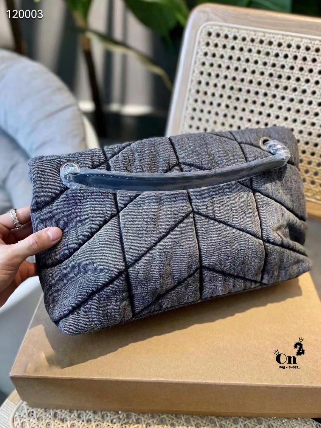 YSL SAINT LAURENT Loulou Danim Shoulder Bagblue bag กระเป๋าสะพายผ้ายีนส์เดนิมควิลท์ อะไหล่ทอง สีตัดกันสวยมากค่ะ รอบนี้มา 2สี โทนยีนส์ดำ และฟ้า สวยเท่ๆ ไปเลยค่า งานดูดีมีระดับ ชนช็อป ปั้มทุกจุดเป๊ะมากก สายสามารถดึงสั้นยาวได้ค่ะ