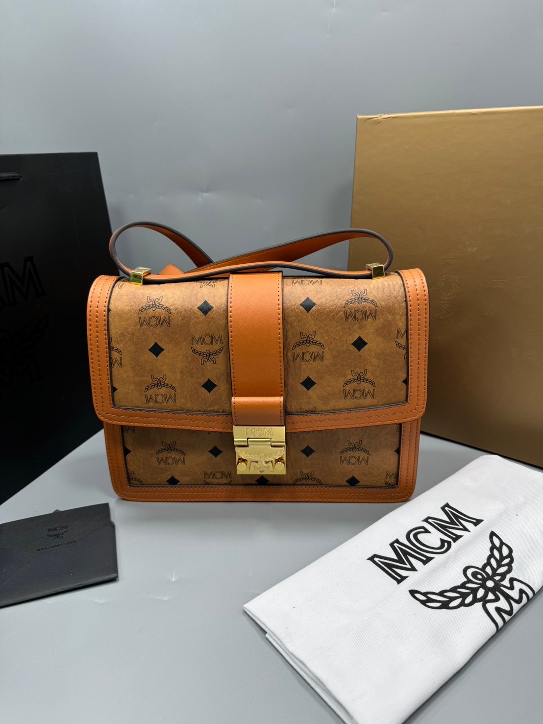 M.C.M MEDIUM TRACY SHOULDER BAG IN VISETOS กระเป๋าสะพายข้าง สุดหรู มาร์ทเทห์ เกรดออริ สลับแท้ 1:1 ใช้งานต่างประเทศได้