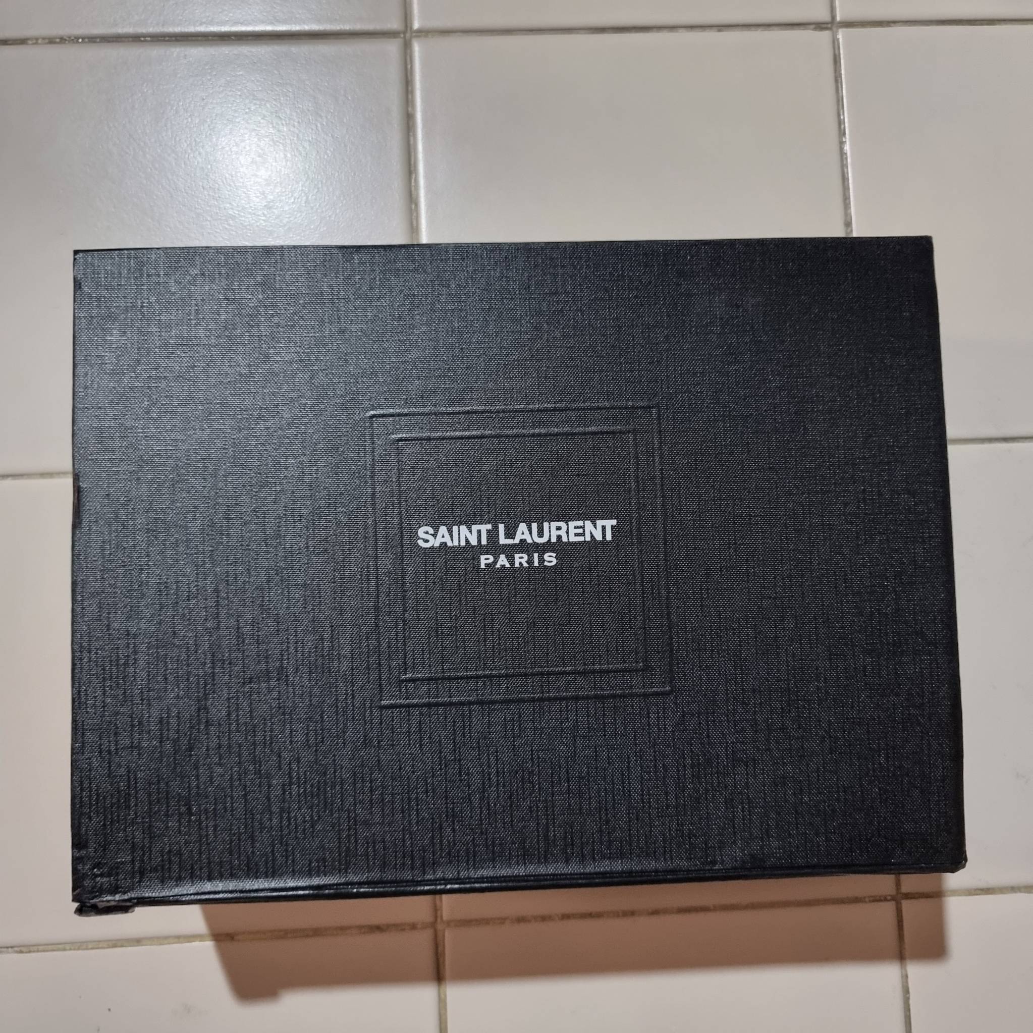 Yves Saint laurent le fermoir hobo bag in shiny leather / YSL hobo bag กระเป๋าสะพายไหล่ ดีเทลหรู สวยครบทุกมุม ตอบโจทย์สาวๆทุกไลฟ์สไตล์ เพราะใช้งานได้ง่ายและสะดวก vip พรีเมี่ยมกิ๊ฟจาก dytyfree วัสดุหนังวัวแท้เต็มใบ สัมผัสดีงามมากๆ น้ำหนักเบา ดูแพงที่สุด ปา