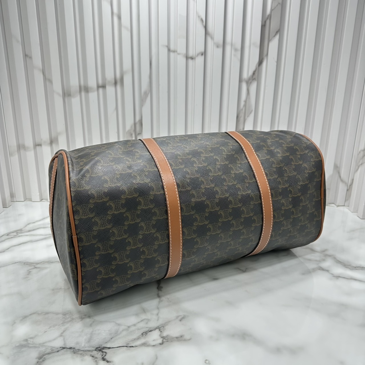 ORI หนังแท้ | CELINE GYM bag in Triomphe สายออกกำลังกายแบบติดแกรมต้องไม่พลาดใบนี้ค่ะ กับกระเป๋าทรง keepall มาในรูปทรงใหม่สปอร์ตเท่คูล ใบใหญ่ทรงเรียวไม่เทอะทะ เหมาะสำหรับใส่ของไป Gym หรือ Short Vocation ก็เหมาะมากๆ