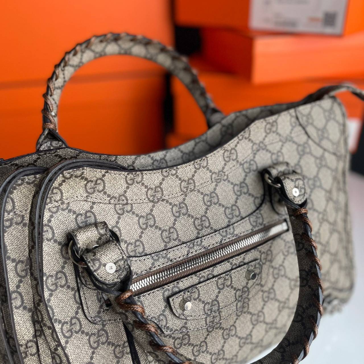 หนังแท้ Gucci The Hacker Project medium Neo Classic bag พร้อมส่งที่ไทย มาแล้วนะค้า มาแรง ขายดีม๊ากกกค่ะ GUCCI x BALENCIAGA CITY BAG ใบนี้มีสายสะพาย มาแรงที่สุดในตอนนี้ เป็นการออกแบบร่วมกันของ2แบรนด์ดัง เฟียส สวย แพทเทิร์นลาย ทรง เป๊ะๆ งานเทพสุดแบบเทียบแท้