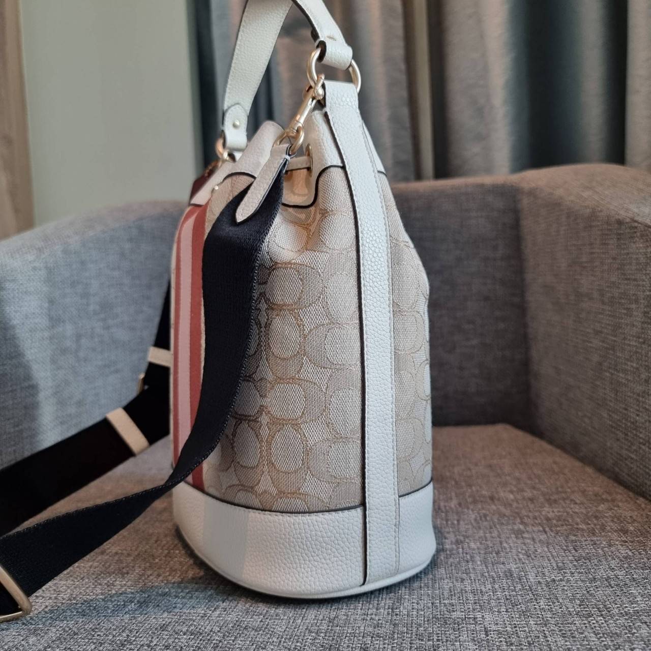 OUTLET 】COACH DEMPSEY DRAWSTRING BUCKET BAG IN SIGNATURE JACQUARD WITH STRIPE AND COACH PATCH C4101 C4102 พี่สาวใบใหญ่สุดสวยมาแล้วจ้า!! กระเป๋าทรงถังไซส์ใหญ่ ที่สาวๆรอคอย ใช้งานง่ายด้วยการรูดหนังปิดรอบปากกระเป๋า ทุกอย่างลงตัวที่สุด!! โดดเด่นด้วยลวดลายสีสั