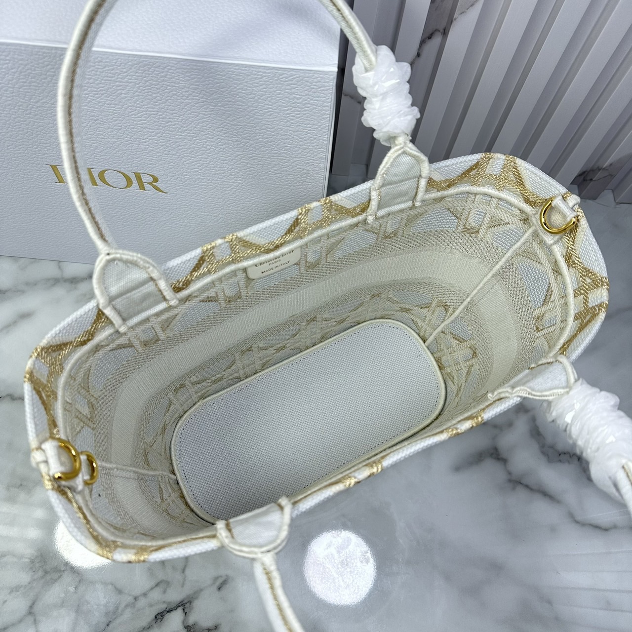 DIOR Hat Basket Bag / DIOR NEW LINE TOTE / DIOR KID TOTE กระเป๋าทรงโท้ทรุ่นใหม่ เอกษณ์ความหรูหรา โดดเด่นสวยงาม เกรดออริ 1:1 ใช้งานต่างประเทศได้