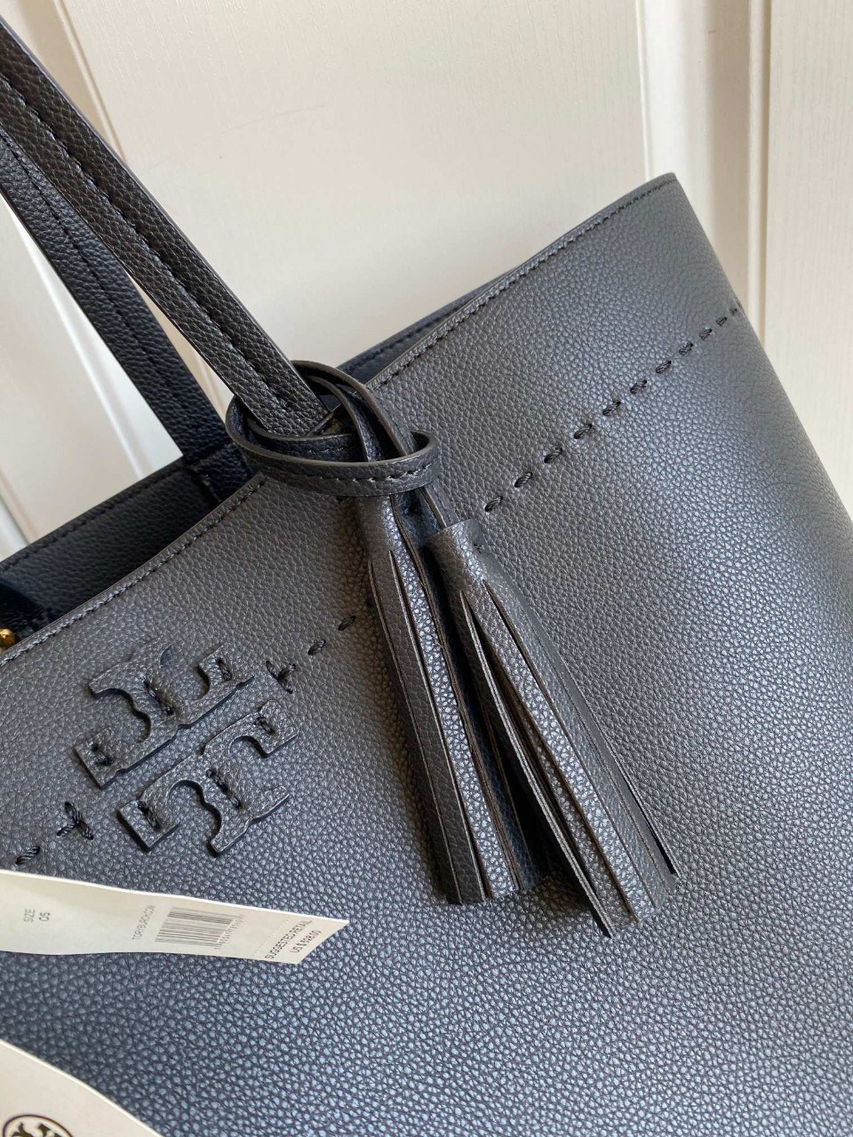 ของแท้ 💯% TORY BURCH MCGRAW LEATHER TOTE BAG กระเป๋าสะพายไหล่ทรงช้อปปิ้งใบใหญ่ สีดำสุดคลาสิค ตัวกระเป๋า วัสดุหนังแท้ ด้านหน้าปั้มทองโลโก้แบรนด์ ภายในช่องหลัก โล่งกว้าง มีช่องใส่ของย่อยอีกช่อง ใส่สมุดโน้ต ไอแพด หรือเสื้อผ้าสัก2-3ชุดได้สบายค่ะ