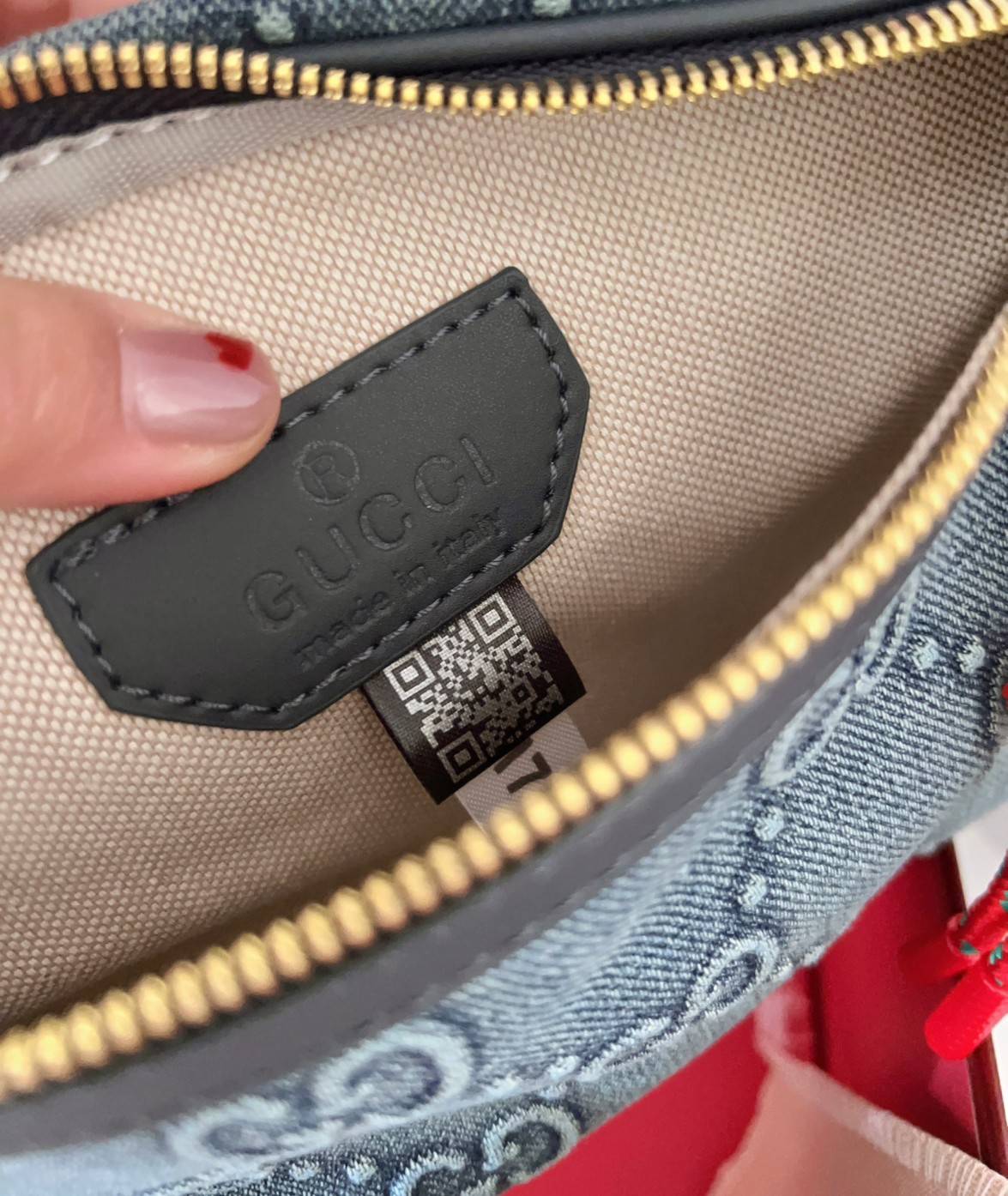 GUCCI GG DENIM BELT BAG ล่าสุดสวยมากๆ รุ่นนี้ใช้ได้ทั้งชายหญิง วัสดุเดนิมอย่างดีลายGแบบ3Dสวยมากๆค่ะ อะไหล่ซิปทองห้อยเชือกสีแดงโดดเด่น ซื้อใช้คู่กับแฟนยิ่งสวยค่าา