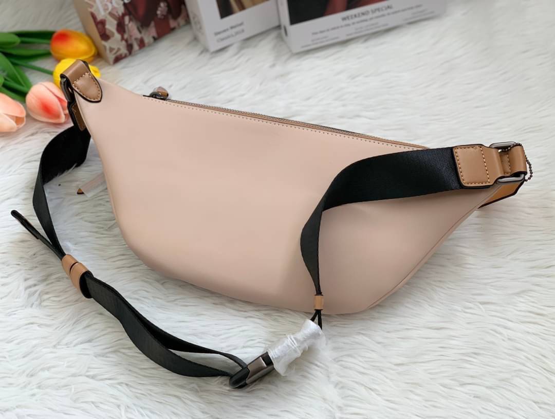 OUTTLET 】Rivington Belt Bag In Colorblock With Coach Patch (F959) Silver รุ่นที่ถามกันมาเยอะเลยคะ! สวยงามใช้ได้ทั้งชาย//หญิงเลยจร้า 🌈 Coach Belt Bag ใบใหญ่คะ! กระเป๋าคาดอกด้านหน้า//คาดไปทางด้านหลัง//หรือคาดเอวได้ ตามแต่ความถนัดได้เลยนะคะ หนังแท้ น