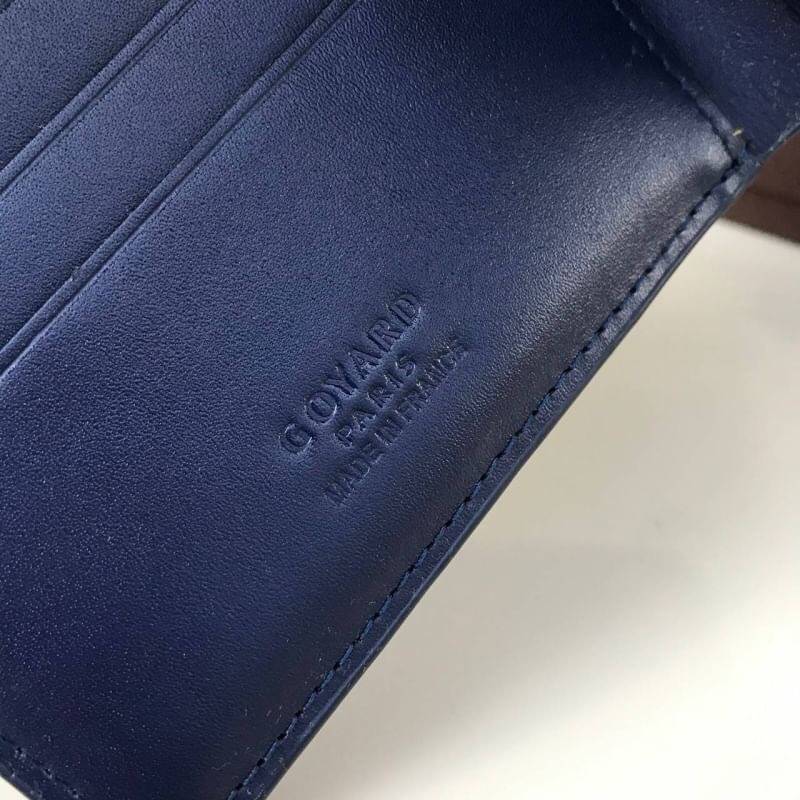 VIP GIFT 】GOYARD Victoire Bifold Wallet กระเป๋าสตางค์ผู้ชายใบสั้น พร้อมส่ง 6 สี พร้อมกล่องสวยหรูน่าใช้มากค่ะ อีกรุ่นที่ยอดขายไม่เคยตก 🤑🤑 ใบจริงดูผู้ดี ดูแพง!! ภายในมีช่องใส่บัตรได้เยอะ ใส่ธนบัตรได้ทุกใบ ห้ามพลาดจร้าา!! ((รุ่นเดินด้ายโทนสีเ