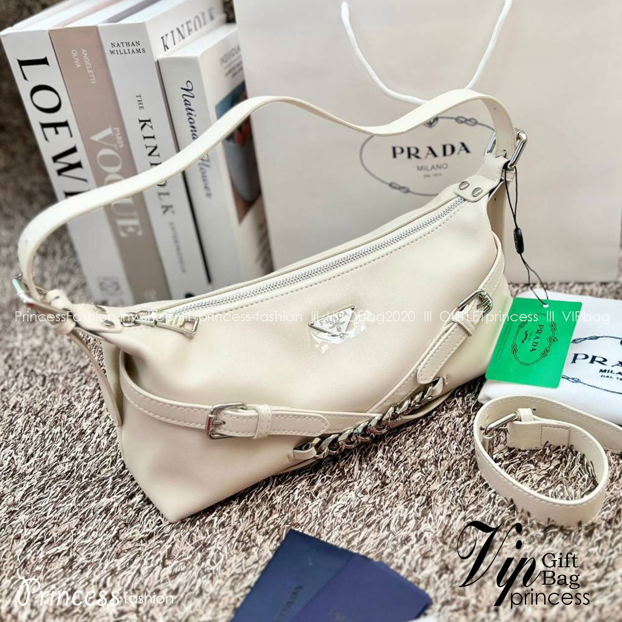 PRADA LEATHER SHOULDER BAG ใบเดียวเอาอยู่ตลอดวันเลยค่ะ! รุ่นนี้ใช้หนังอย่างดี หนังนิ่มซอฟมากๆ หลงรักแน่นอน!!