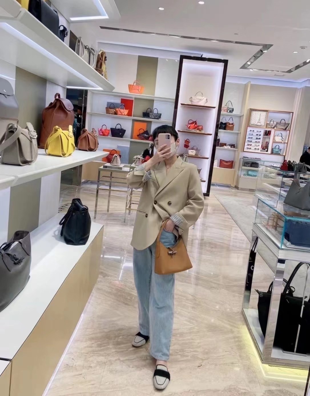 LONGCHAMP ROSEAU Hobo bag กระเป๋าสะพายไหล่ขนาดเล็ก วัสดุหนังวัว อะไหล่เงิน เป็นการผสมผสานสไตล์ที่เรียบง่าย Roseau อันเป็นสัญลักษณ์ใหม่ทั้งหมด เรียบง่าย สะดวกใช้ ประดับด้วยเข็มกลัดไม้ไผ่อันเป็นสัญลักษณ์ของแบรนด์ เรียบหรู แต่ดูดี ในแบบฉบับของ Longchamp ห้าม