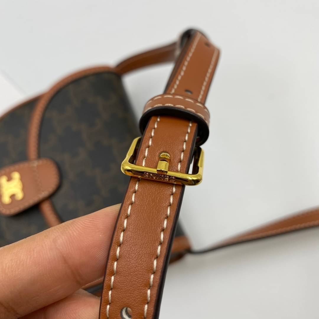 หนังแท้ CELINE MINI BESACE IN TRIOMPHE CANVAS AND CALFSKIN / CELINE CROSSBODY BAG กระเป๋าทรงครอสบอดี้ ลายโมโนแกรมวินเทจ รุ่นที่ดาราเกาหลีใช้กันเยอะมาก และเป็นอีกหนึ่งใบที่ครองใจสาวๆ ทั้งในไทยและเทศ วัสดุหนังแท้ทั้งใบ ขนาดกำลังดี น้ำหนักเบา รูปทรงน่ารักมาก