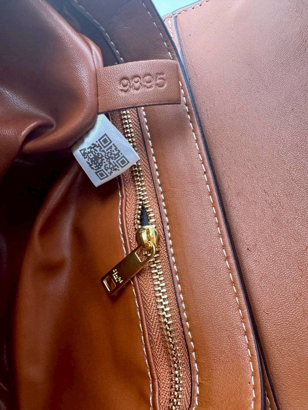 CELINE MINI BESACE CLEA in Triomphe canvas and leather กระเป๋าสะพายพร้อมหูจับถนัดมือ ใหม่ก่อนใคร น่ารักสุดปัง รูปทรงย้อนยุค สไตล์วินเทจลัคชู ภายในเป็นช่องโล่ง มีช่องย่อยให้อีก เป็นไอเท็มที่ควรต้องมีจริงๆ