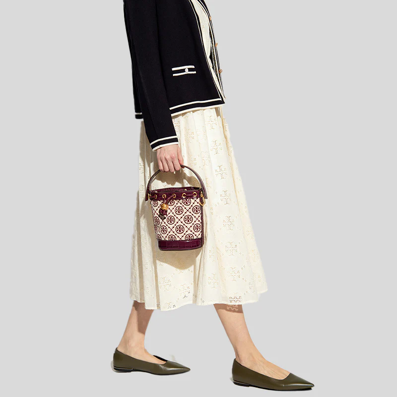 TORY BURCH T Monogram Embroidered Mini Bucket Bag ถูกหรือแพงต้องแดงไว้ก่อนเลยค่ะ ^^ กระเป๋าทรงบักเก็ตใบเล็กน่ารัก สุดหรูหรา ทรงสวย โด่ดเด่นลายพิมพ์ monogram วัสดุหนังอย่างดี เปิด-ปิดแบบหูรูด ล็อดด้วยปุ่ม อะไหล่ทองสวยงาม มาพร้อมสายยาว ปรับสายได้ ถอดสายได้ 