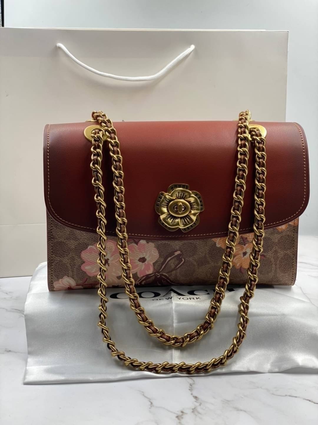 COACH 54649 PARKER IN SIGNATURE CANVAS WITH PRAIRIE FLORAL PRINT กลับมาอีกครั้ง!! กับไอเท็มสุดฮ็อต ที่สาวๆตามหากันนักหนา จัดมาแบบจุใจไปเลย ความสวยแซ่บไม่ต้องพูดเยอะ วัสดุหนังแคนวาสสลับหนังเรียบสวยคม พร้อมดีไซน์ลายดอกไม้โดดเด่น เปิด-ปิดง่ายด้วยตัวบิดล็อค ภ