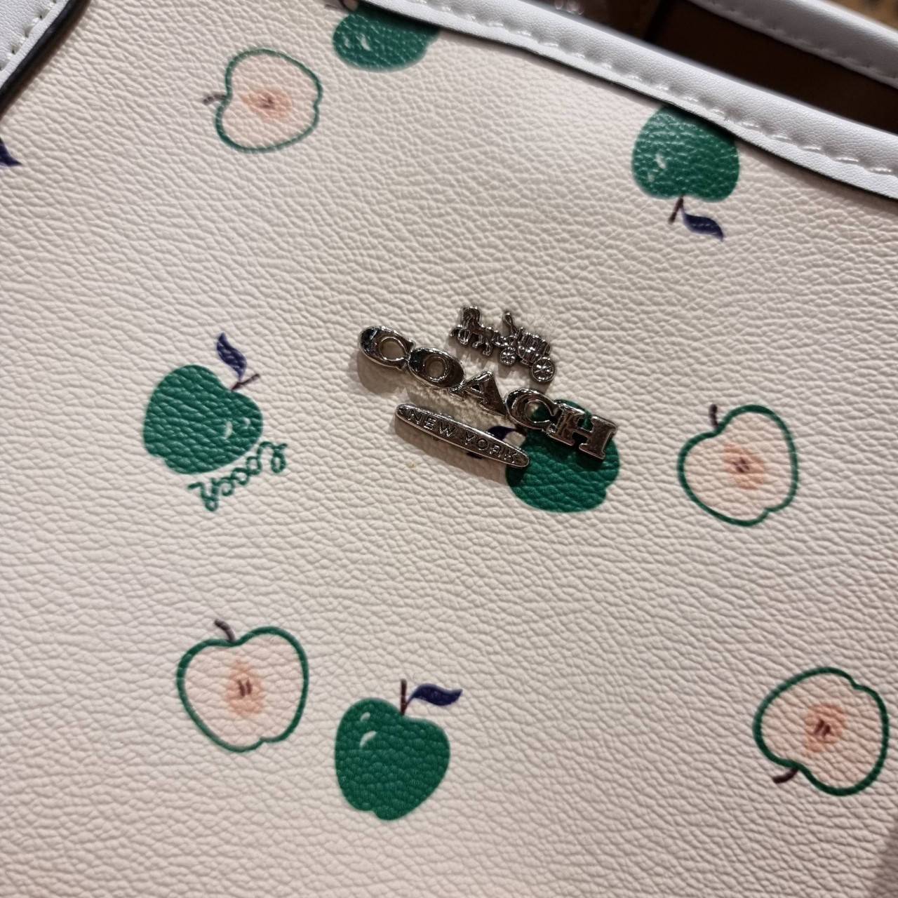 OUTLET 】COACH C4119 CITY TOTE WITH APPLE PRINT COACH CITY TOTE WITH POPSICLE PRINT C4277 แจกความน่ารักสดใส ด้วย 2 รุ่น กับเหล่าแอปเปิ้ลเขียวที่ยกมาทั้งสวน!! และลวดลายไอศครีมโทนชมพูแสนหวาน ดีไซน์ดึงดูดความสนใจได้ดีเลยทีเดียว กระเป๋าทรงช็อปปิ้งใบใหญ่ ที่จุย