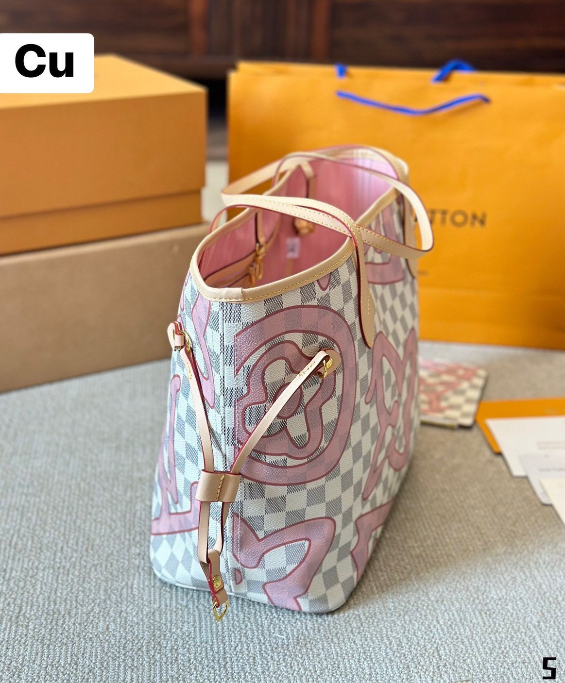 LV Neverfull MM Tahitienne Damier Azur / Capri Monogram กระเป๋าทรงโท้ทใบใหญ่ ดีไซน์ใหม่ สีสันลวดลายโดดเด่นไม่ซ้ำใคร แต่งแต้มลงบนกระเป๋าสร้างดีเทลให้ดูมีมูลค่าเพิ่มขึ้น อัพลุคได้เลย