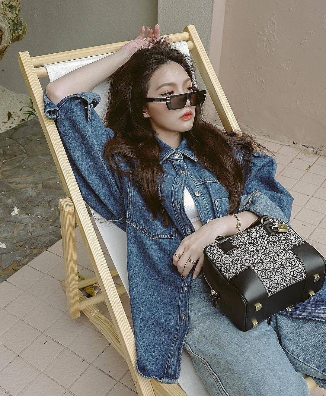 LOEWE ANAGRAM BAG VIP GIFT WITH PURCHASE (GWP) ไอเท็มใหม่! ดีไซน์สวยหรูคงเอกลักษณ์ด้วยวัสดุ Anagram Canvas Jacquard Fabric ผสมผสานหนังแท้ Calfskin ลงตัวสุดคลาสสิค เปิดปิดด้วยซิปแบรนด์อะไหล่ทองขนาดกำลังดี น้ำหนักเบา ใส่กระเป๋าสตางค์ใบยาว มือถือ ของใช้ได้เย