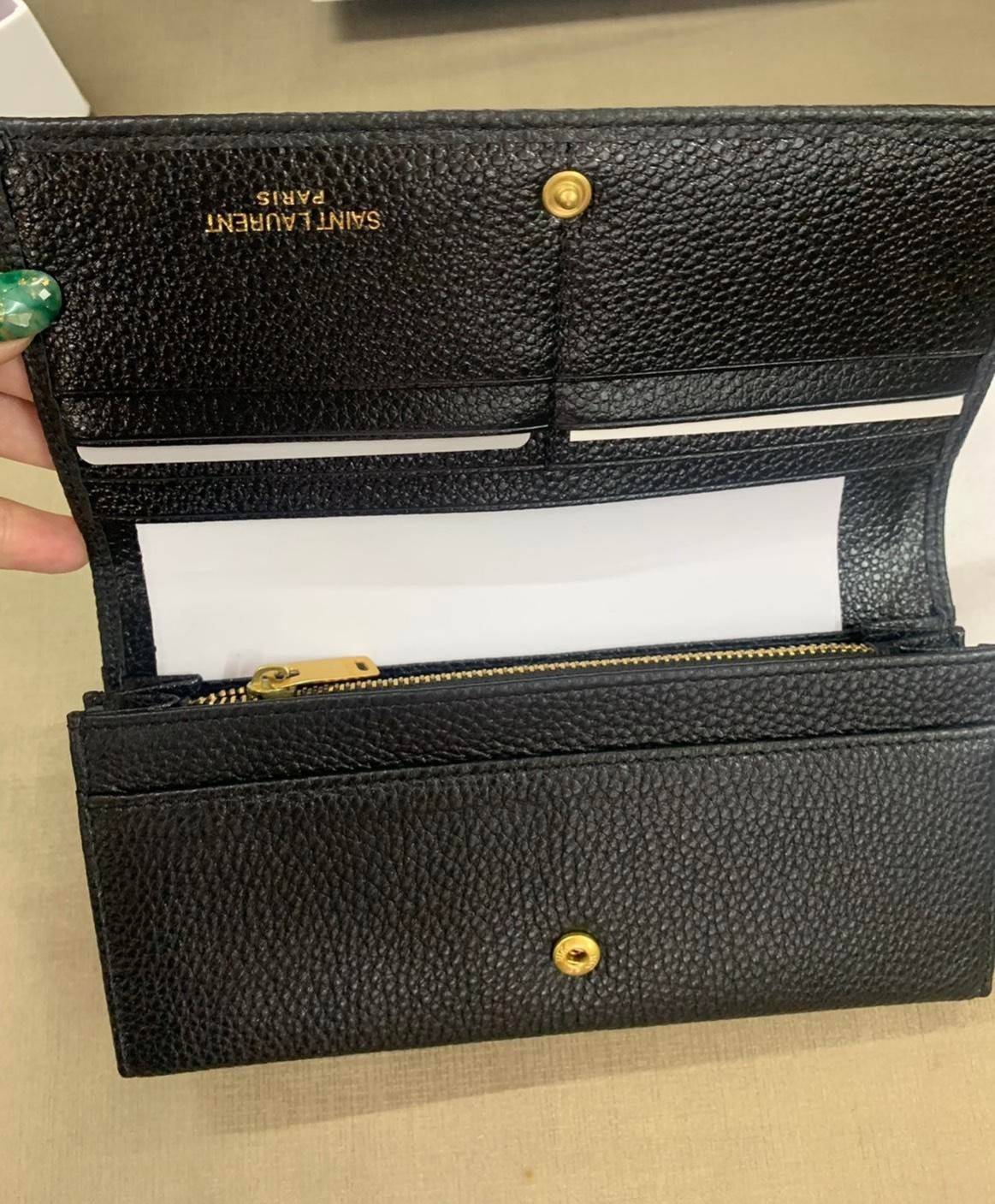 กระเป๋าสตางค์ใบยาว SAINT LAURENT YSL BAG VIP GIFT WITH PURCHASE (GWP) พรีเมี่ยมกิ้ฟ Limited Edition จาก YSL DUTY FREE COUNTER วัสดุหนังแกะหนังเคราะห์ ตกแต่งลวดลายหนังจรเข้ หนังขึ้นรูปเงาสวย ทรงหรู ดูดีมากๆค่ะ น้ำหนักเบา จับถนัดมือ