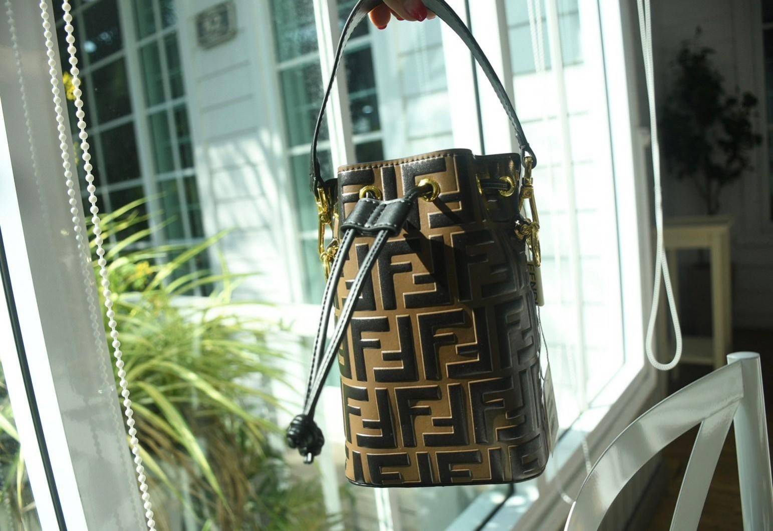 Fendi MonTresor mini Bucket Bag กระเป๋าถือหรือสะพายข้าง วัสดุหนังแท้หนังแข็ง ทรงขนมจีบ ลายแบรนด์ อะไหล่ทองหรูหรา จุของได้เยอะ น้ำหนักเบา ตั้งอยู่ทรง ด้านในโล่ง มี2สาย สายสั้น+ยาว ถอดสายได้ Crossbody ได้ สายยาวปรับระดับได้ คุ้มสุดๆ ใบนี้ไม่ควรพลาดค่ะ ดาราเ