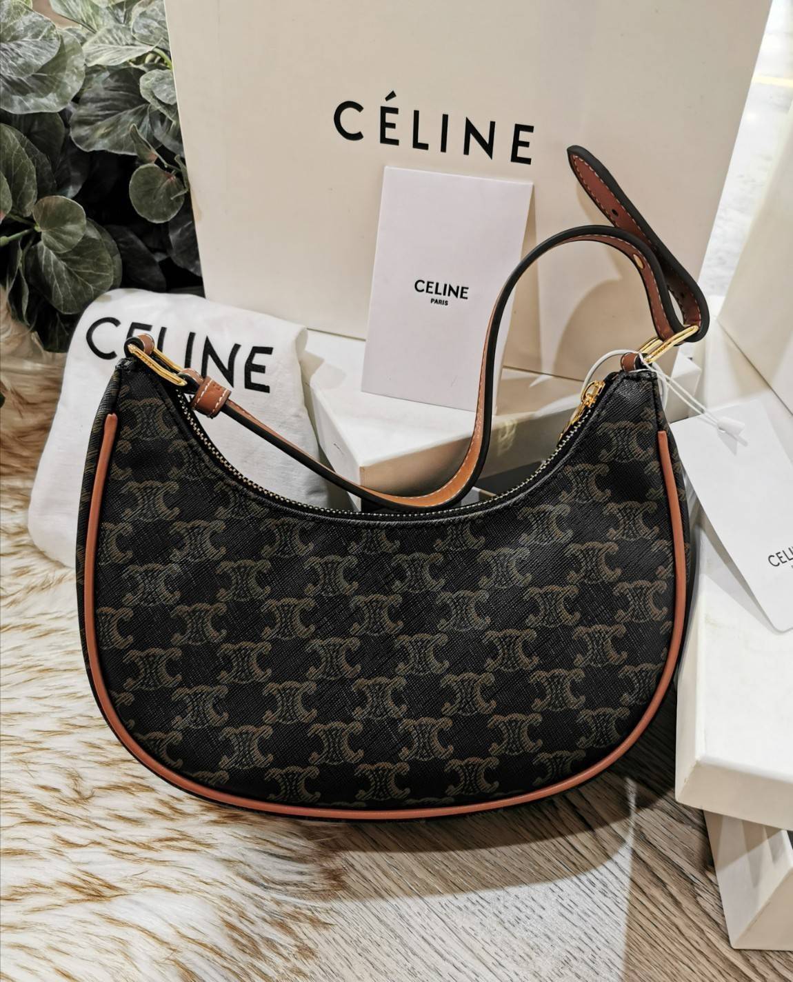 ของแท้ CELINE SHOULDER BAG VIP GIFT WITH PURCHASE (GWP) พรีเมี่ยมกิ๊ฟ Limited Edition จาก CELINE HAUTEPARFUME DUTYFREE COUNTER วัสดุ TRIOMPHE CANVAS ดีไซน์สวยหรูฮิตสุดในเกาหลี!